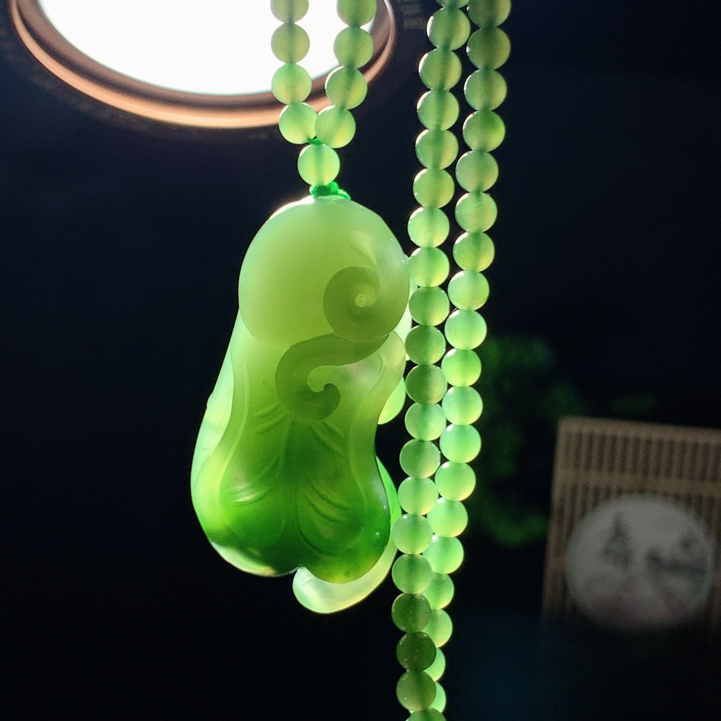 和田玉阳绿俄罗斯碧玉灵猴献寿挂件 尺寸41/22/11重28克。玉质细腻油润。手推出油。佩戴高端典雅。lt260318