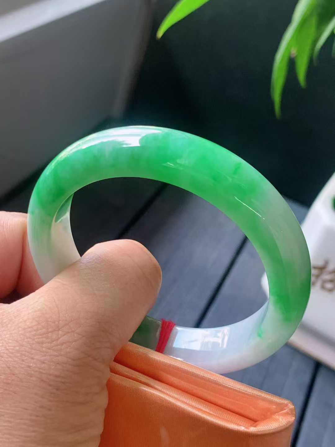 【翡翠名称】老坑种紫阳绿55正圈口手镯
【翡翠尺寸】55/13.5/8.6mm适合54-56正圈口佩戴
【翡翠描述】宝贝种老水足，玉质细腻，色泽靓丽，性价比高，佩戴效果好！
【其它赠送】权威证书/精美挂绳盒子/支持全国复检