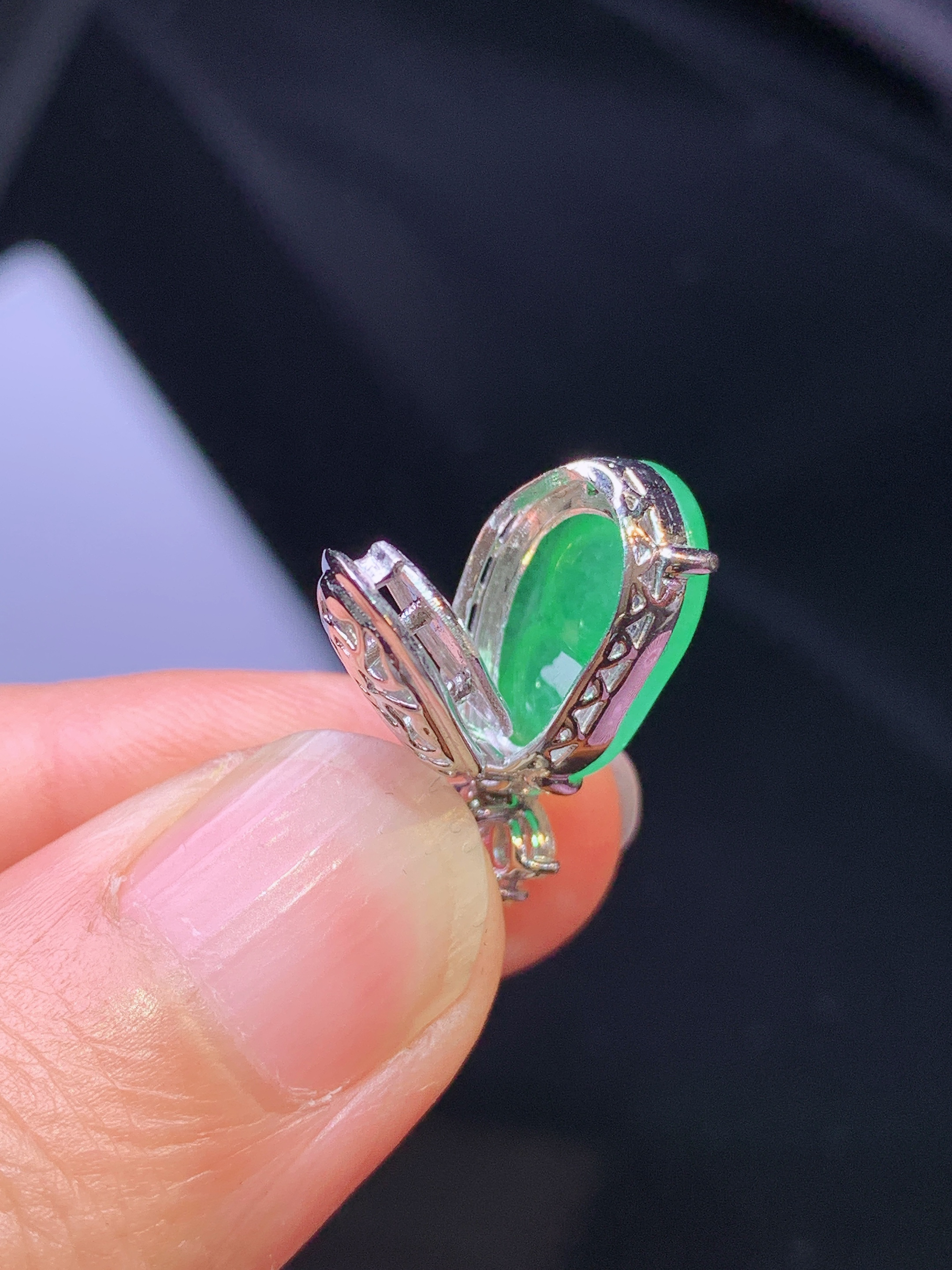 18k金钻镶嵌翠绿四季豆吊坠 玉质细腻 色泽艳丽清新 水润亮眼 整体尺寸20.2*9.2*8.2L3