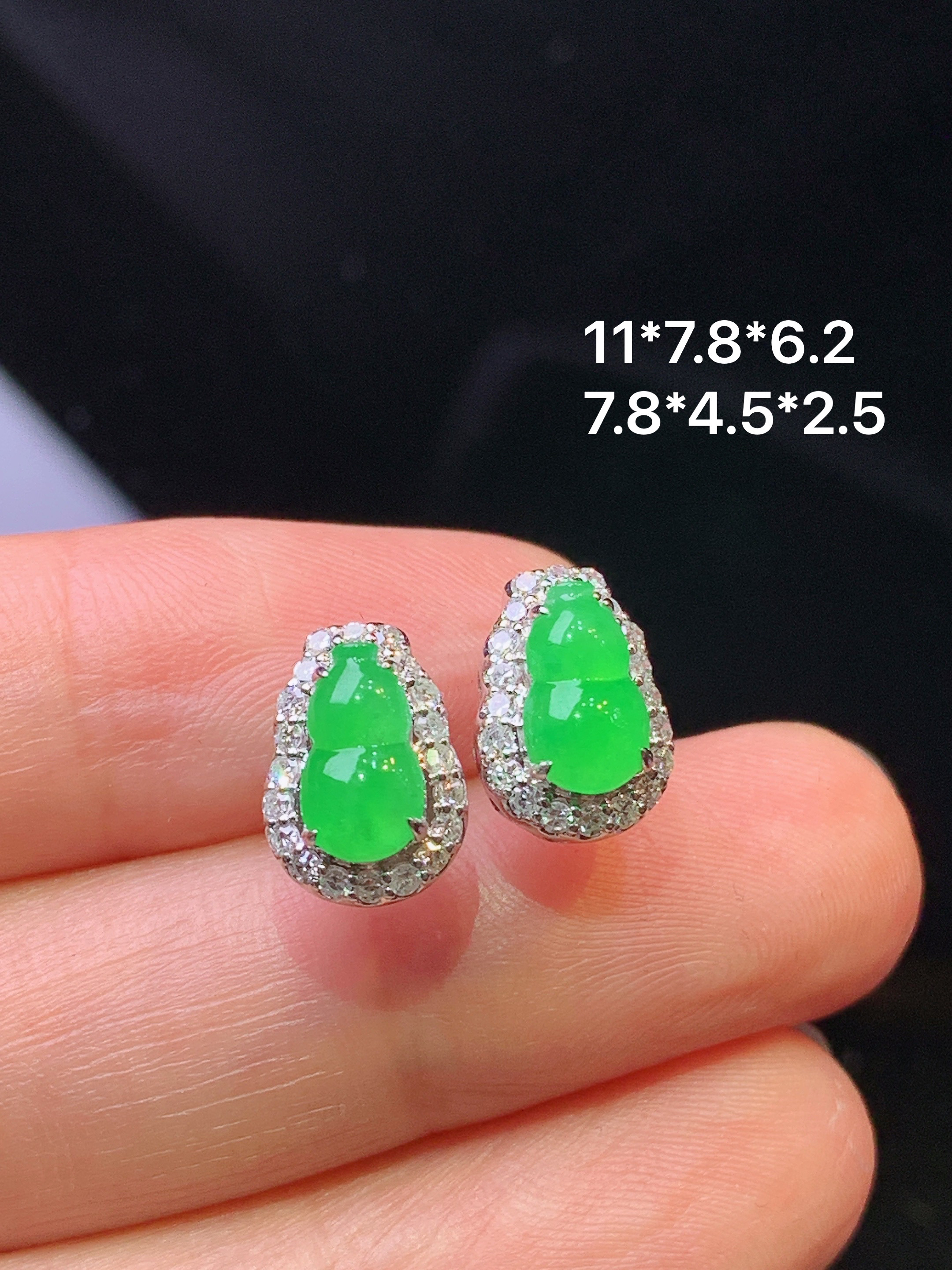 18k金钻镶嵌翠绿葫芦耳钉 玉质细腻 色泽艳丽清新 水润亮眼 整体尺寸11*7.8*6.2h1