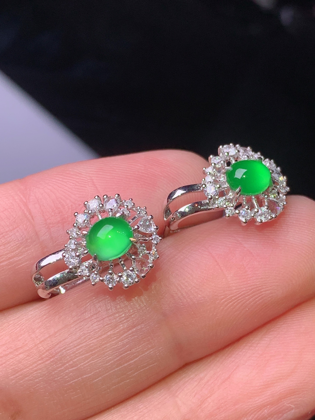 18k金钻镶嵌翠绿蛋面耳钉 玉质细腻 色泽艳丽清新 整体尺寸10.6*4.5