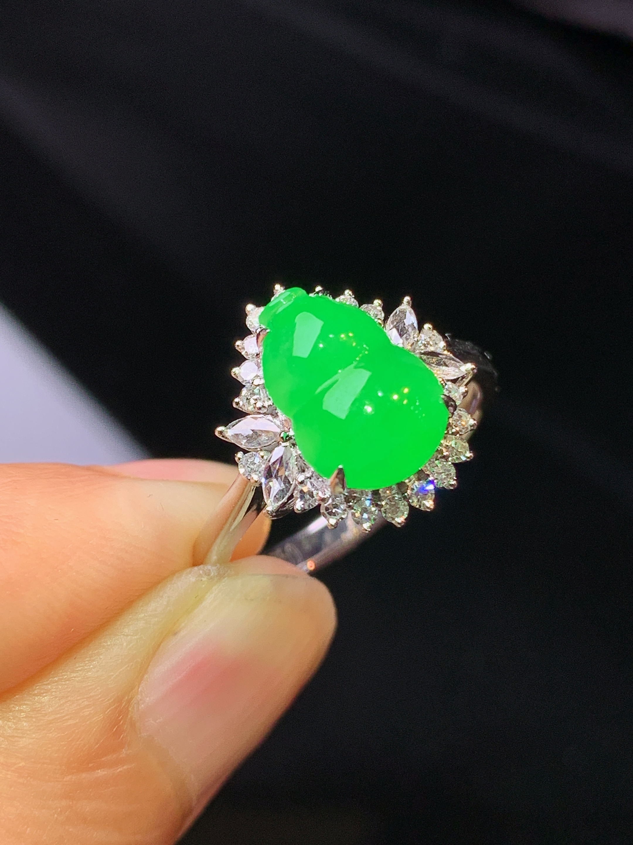 18k金钻镶嵌翠绿葫芦吊坠 玉质细腻 色泽艳丽清新 水润亮眼 圈口13.5 整体尺寸13.6*12.