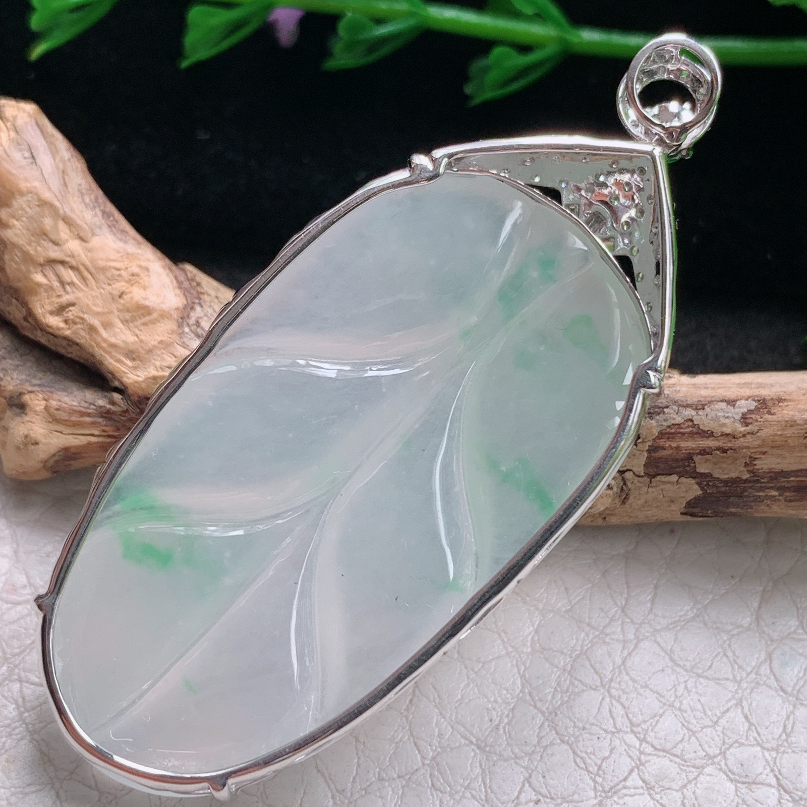 gp实拍56*23.7*7.8缅甸翡翠精雕冰飘绿花大业有成 叶子玉吊坠