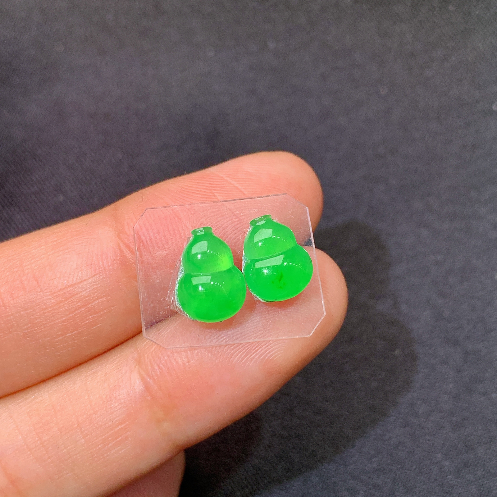 冰阳绿葫芦一对，镶嵌佳品，冰润色阳，种水足，Xg 尺寸8.5*6.8*2.6