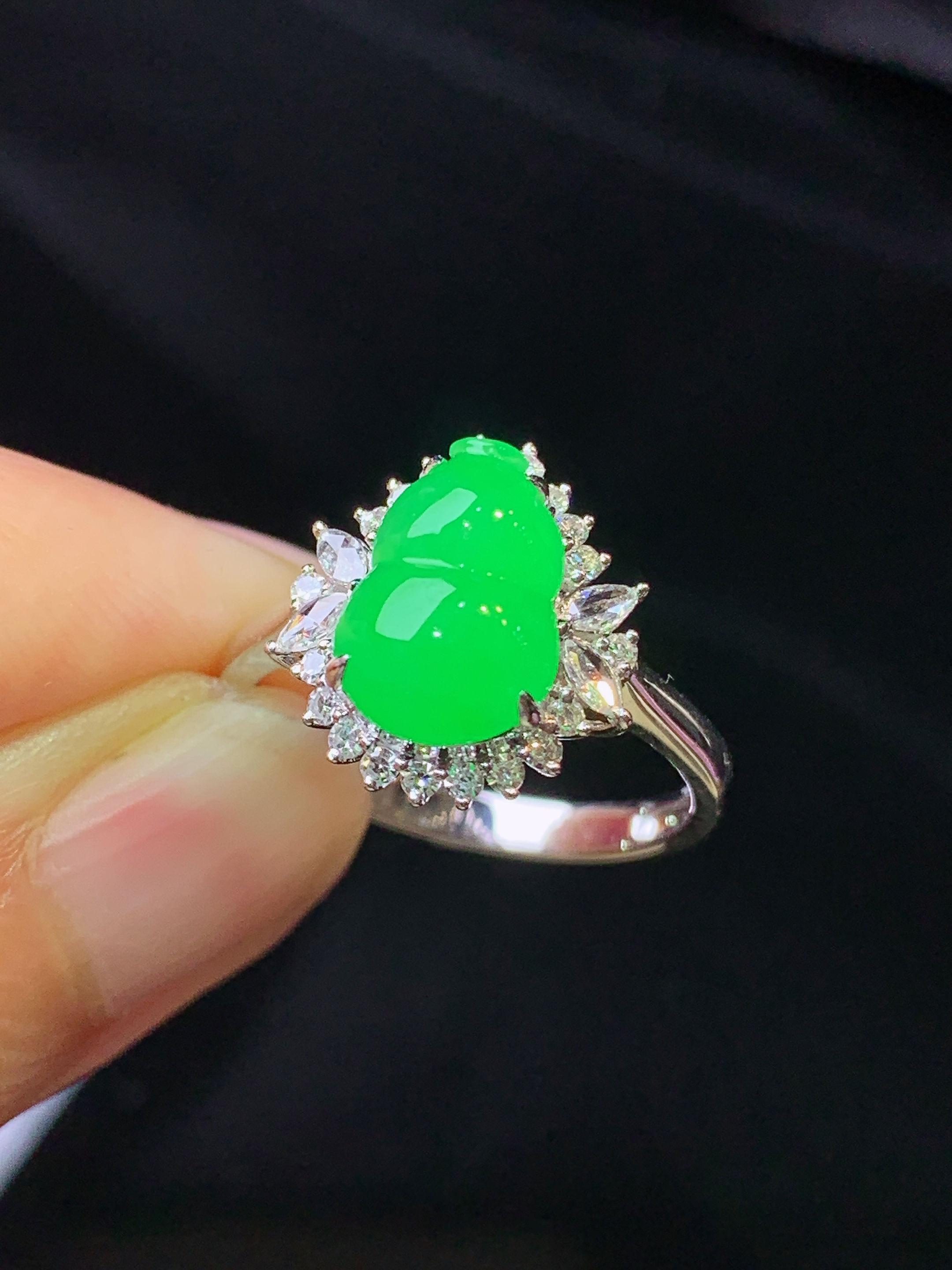 18k金钻镶嵌翠绿葫芦吊坠 玉质细腻 色泽艳丽清新 水润亮眼 圈口13.5 整体尺寸13.6*12.6*7.7h1