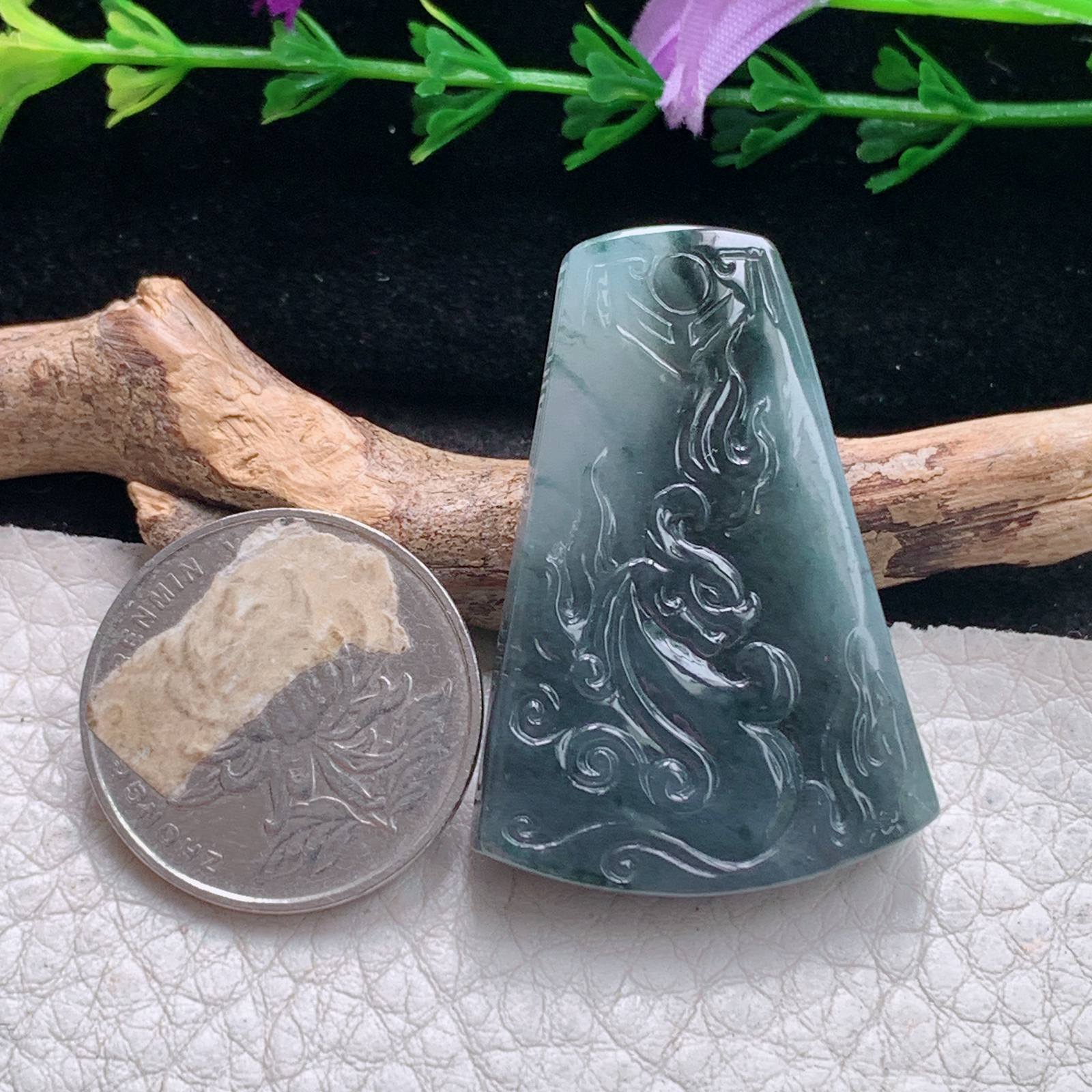 lz实拍41.3*28.8*6特色双彩缅甸天然翡翠a货精雕龙行天下 龙牌玉吊坠 玉挂件