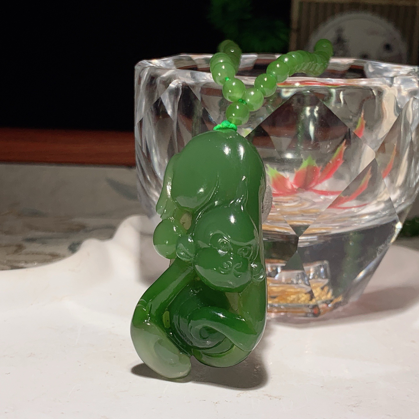 和田玉阳绿俄罗斯碧玉灵猴献寿挂件 尺寸41/22/11重28克。玉质细腻油润。手推出油。佩戴高端典雅