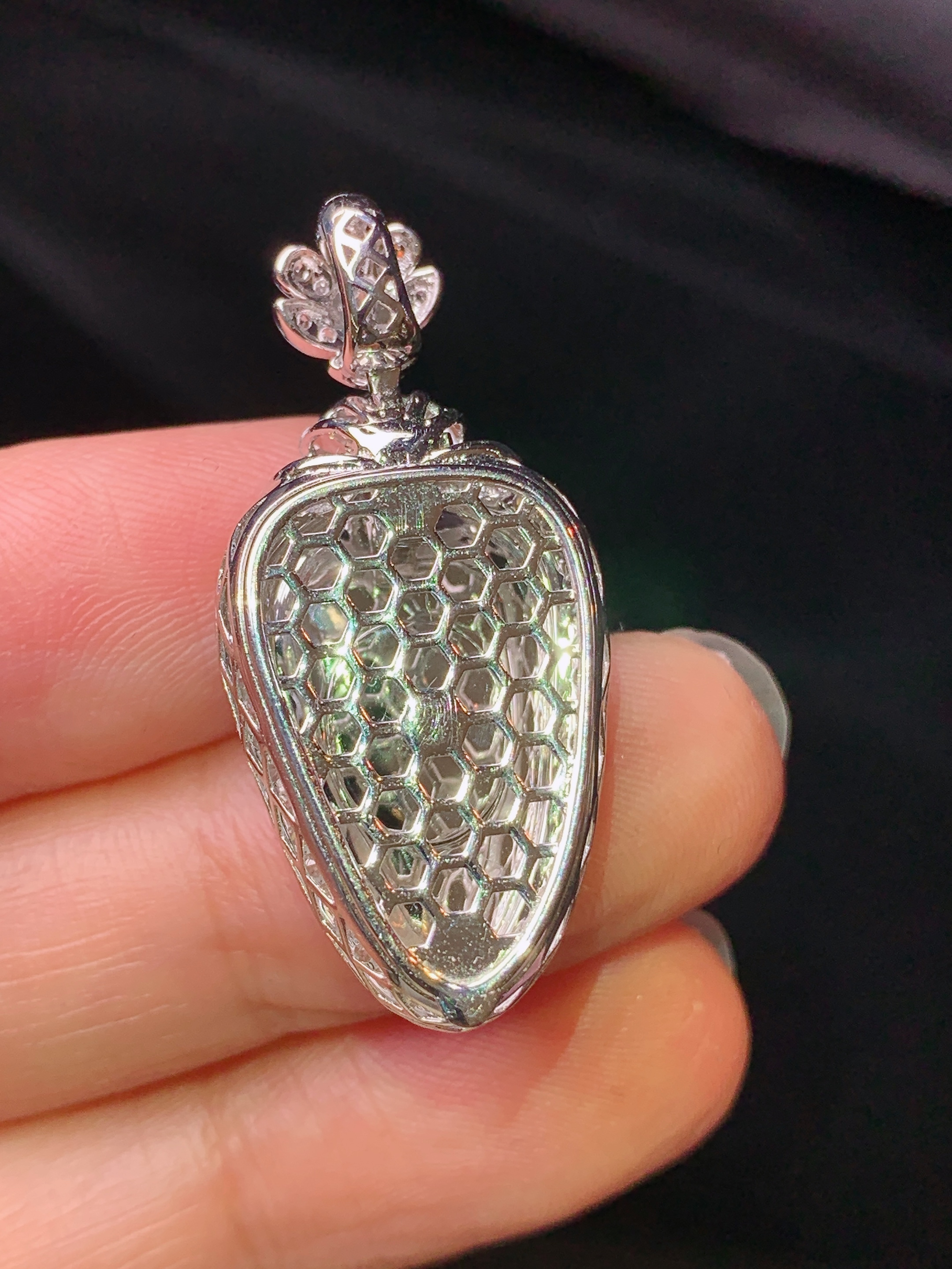 18k金钻镶嵌翠绿树叶吊坠 玉质细腻 色泽艳丽清新 水润亮眼 整体尺寸33.8*15.3*9.2h1