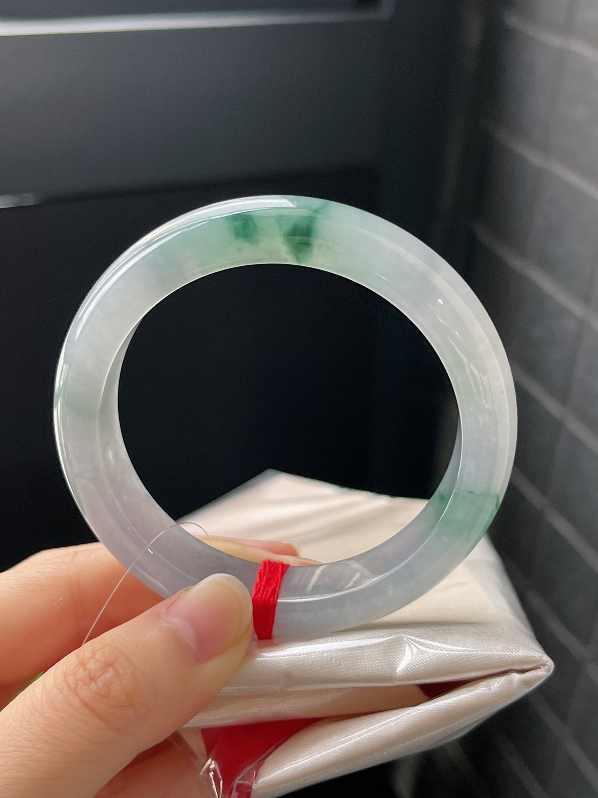 正圈54圈口，翡翠冰糯种飘绿手镯