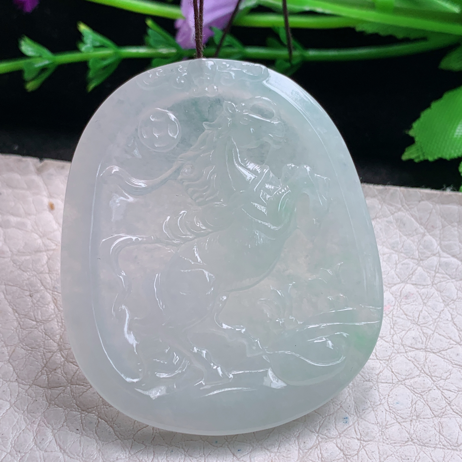 py实拍49.5*42.5*5.2缅甸翡翠精雕冰润浅绿飞马 生肖马玉项坠 玉挂件