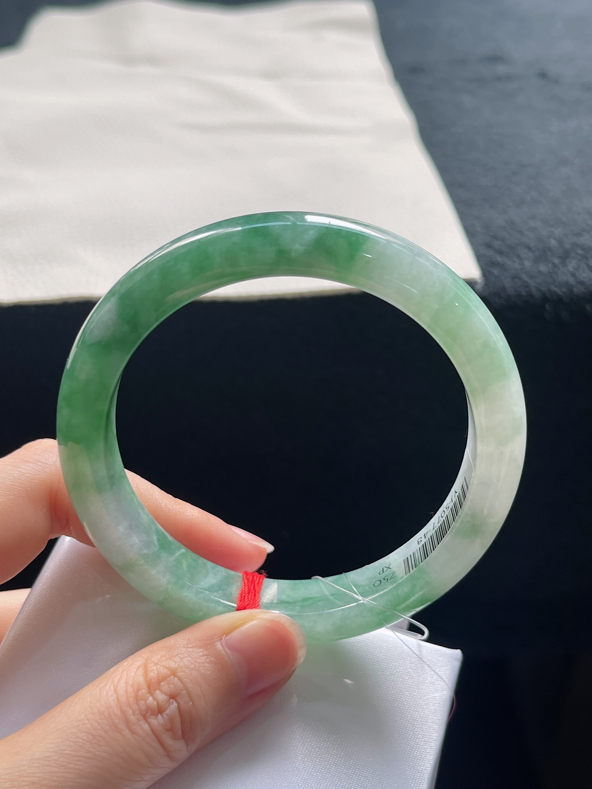 正圈56.7圈口，翡翠糯化种飘绿手镯