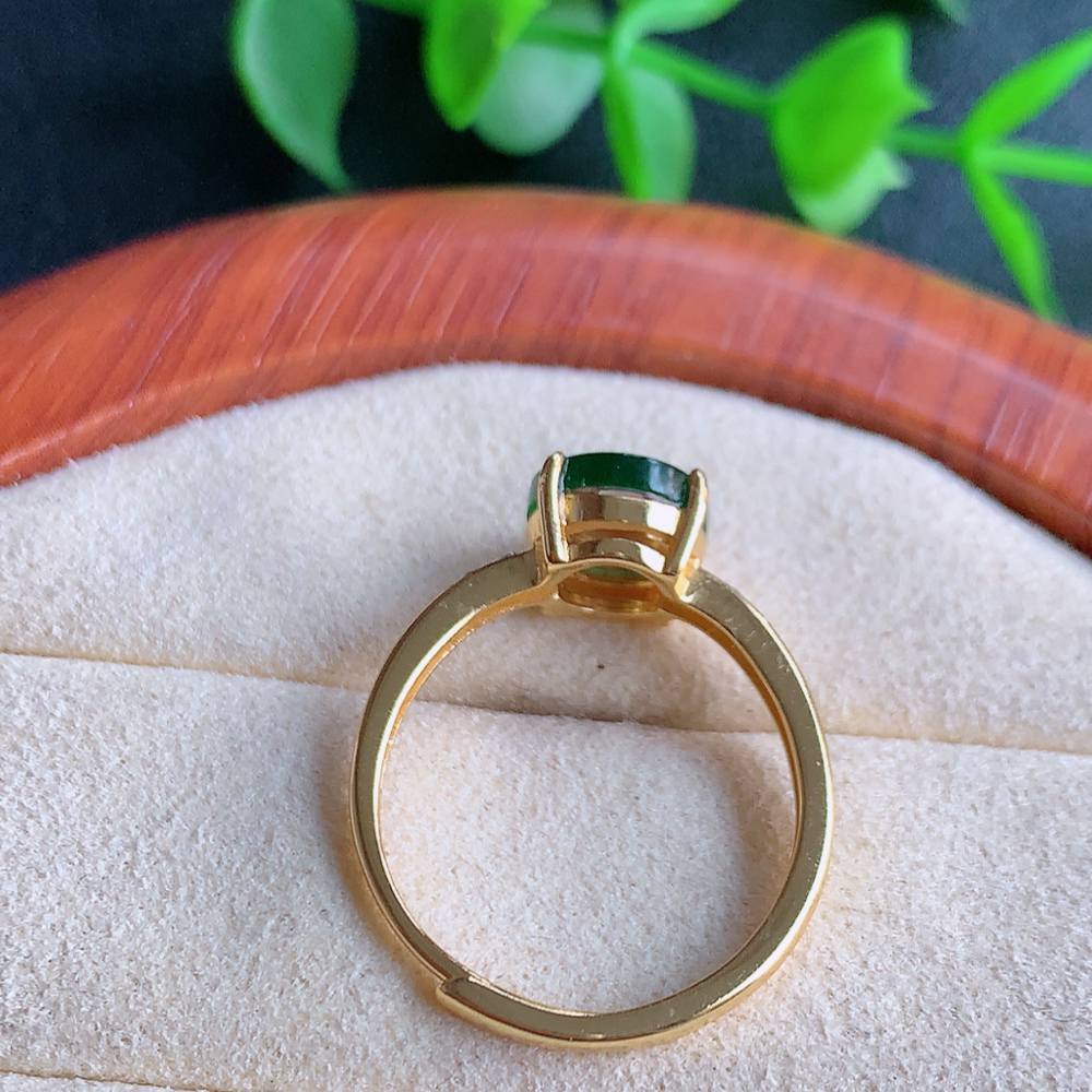 冰润满绿精美环形翡翠戒指  玉质细腻  冰清玉润  飘花灵动  颜色漂亮  W481.18   内径尺寸：17.5-8-4.6mm  裸石尺寸：8mm