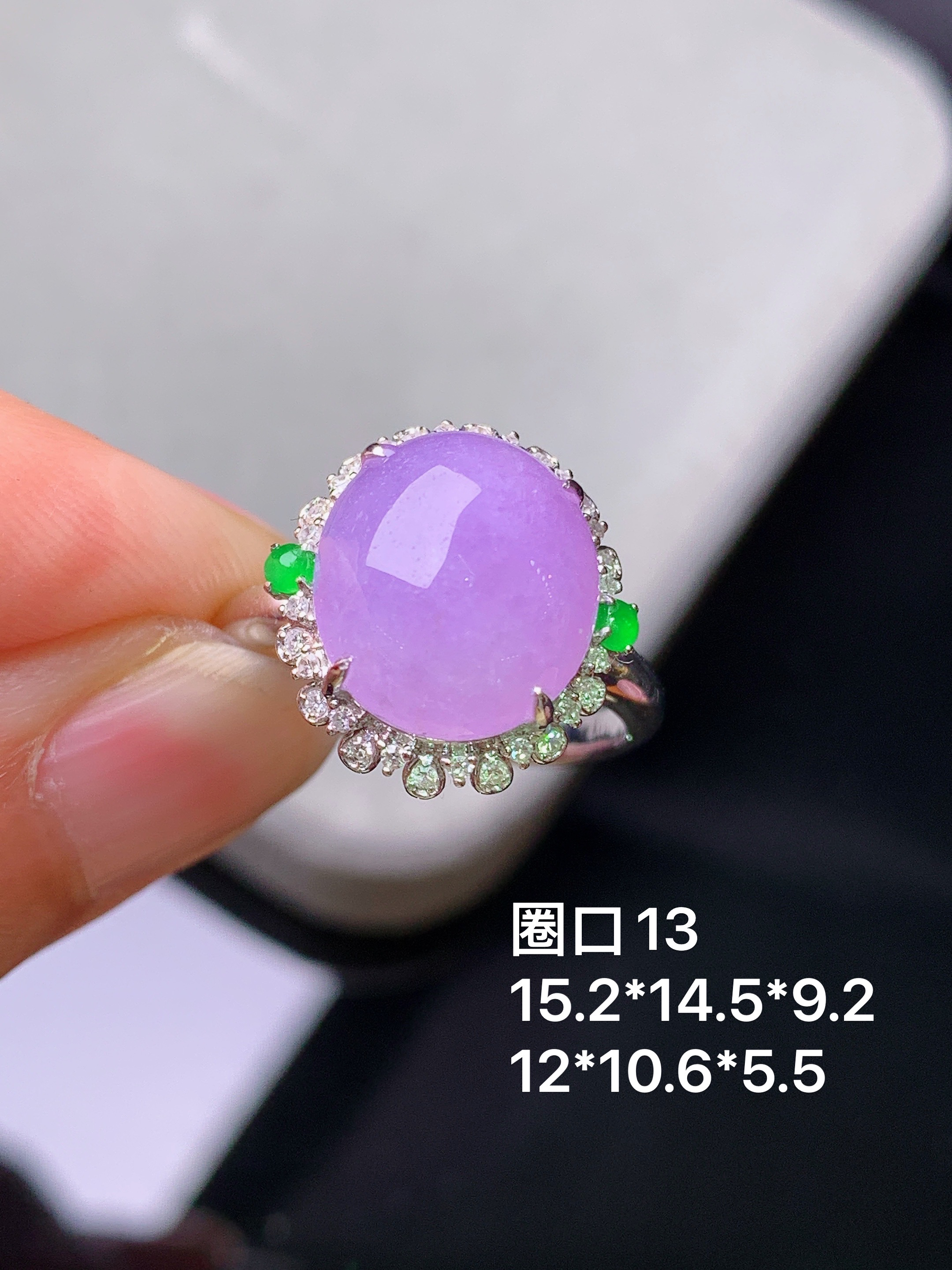 18k金钻镶嵌紫罗兰蛋面戒指 玉质细腻 色泽艳丽清新 水润亮眼 圈口13 整体尺寸15.2*14.5*9.2t4