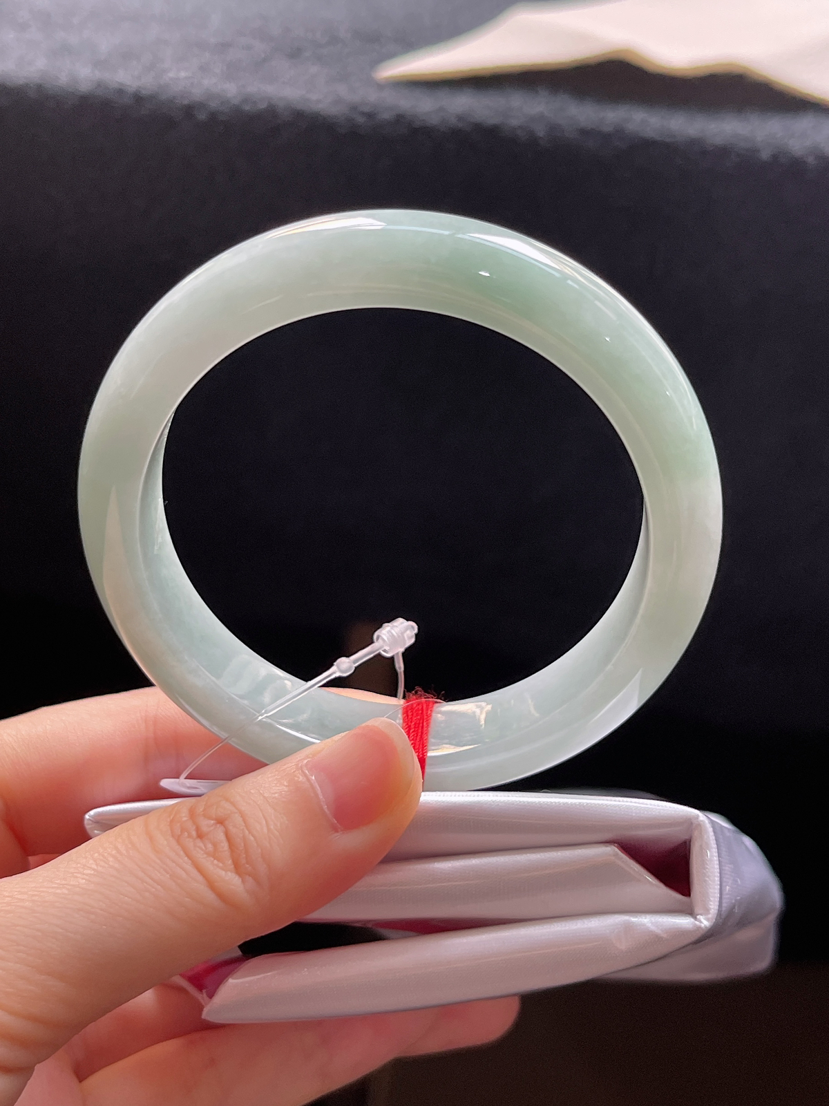 正圈56圈口，翡翠糯化种浅绿色手镯