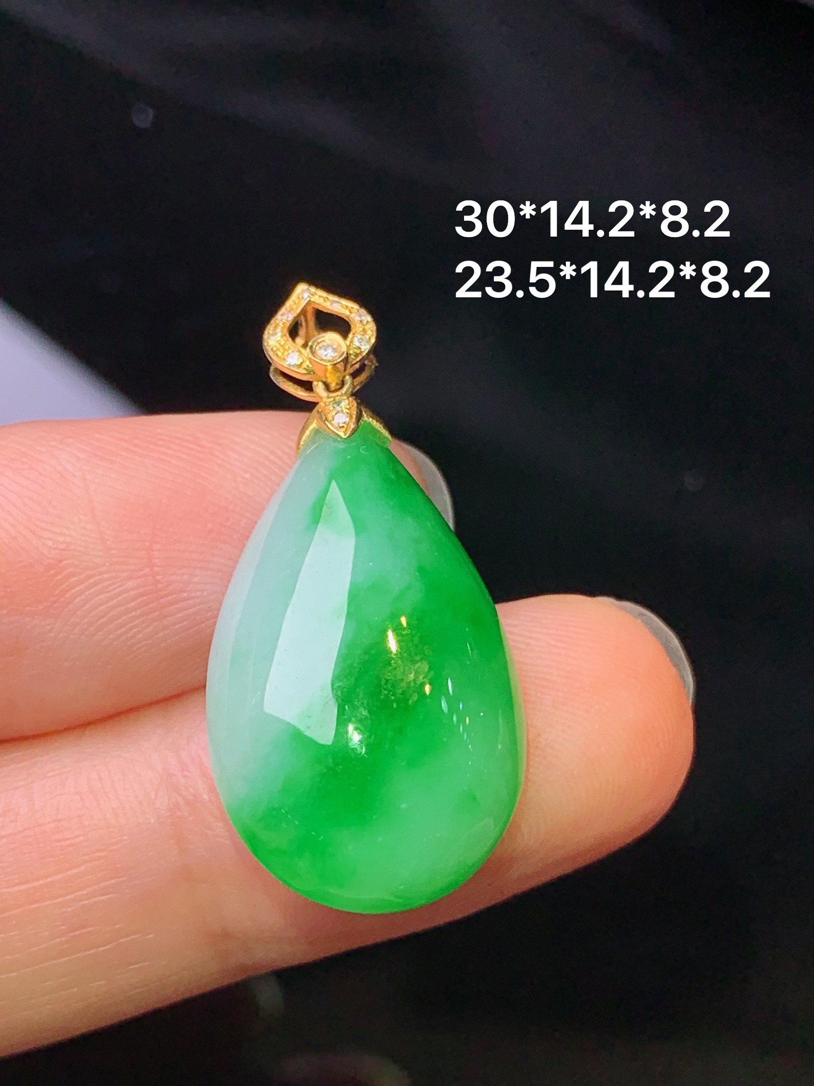 18k金钻镶嵌翠绿水滴吊坠 玉质细腻 色泽艳丽清新 水润亮眼 整体尺寸30*14.2*8.2x1