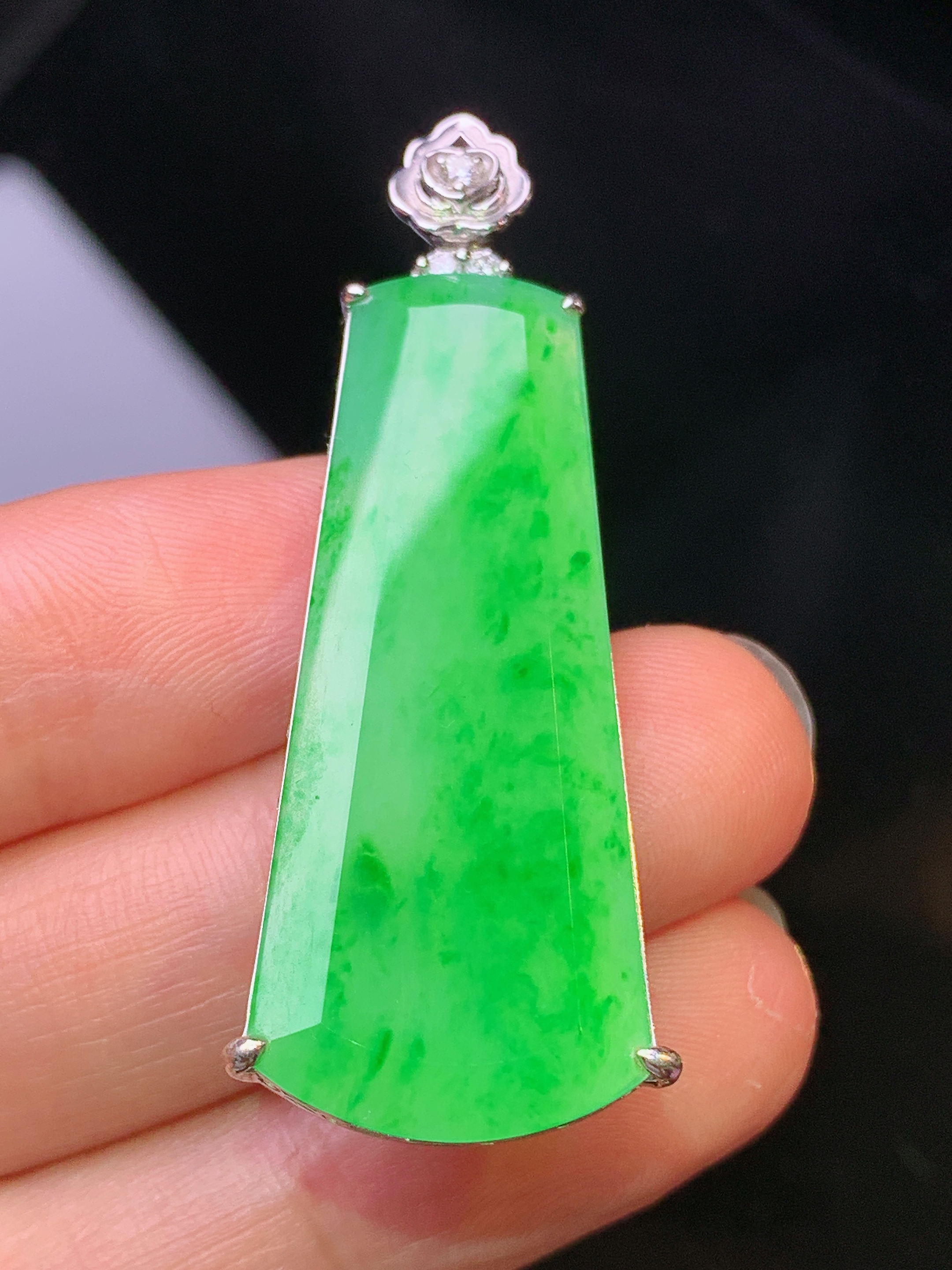 18k金钻镶嵌翠绿无事牌吊坠 玉质细腻 色泽艳丽清新 水润亮眼 整体尺寸47.5*15.8*6g1