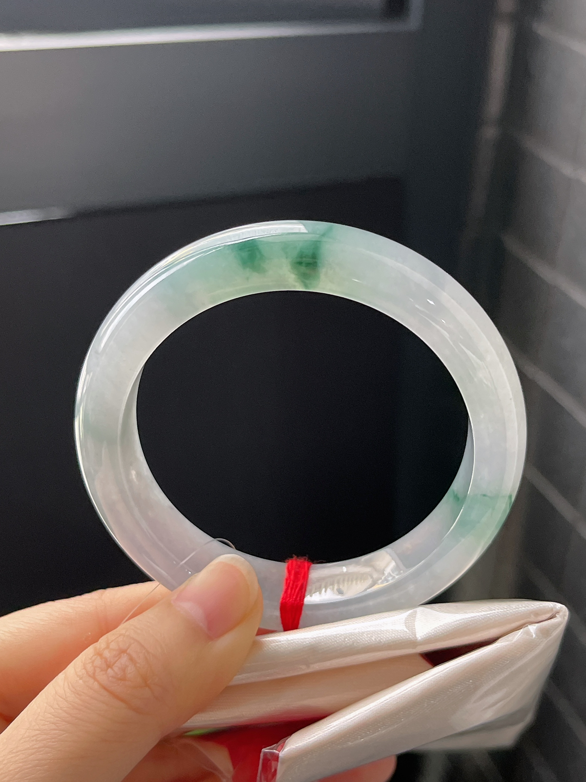 正圈54圈口，翡翠冰糯种飘绿手镯