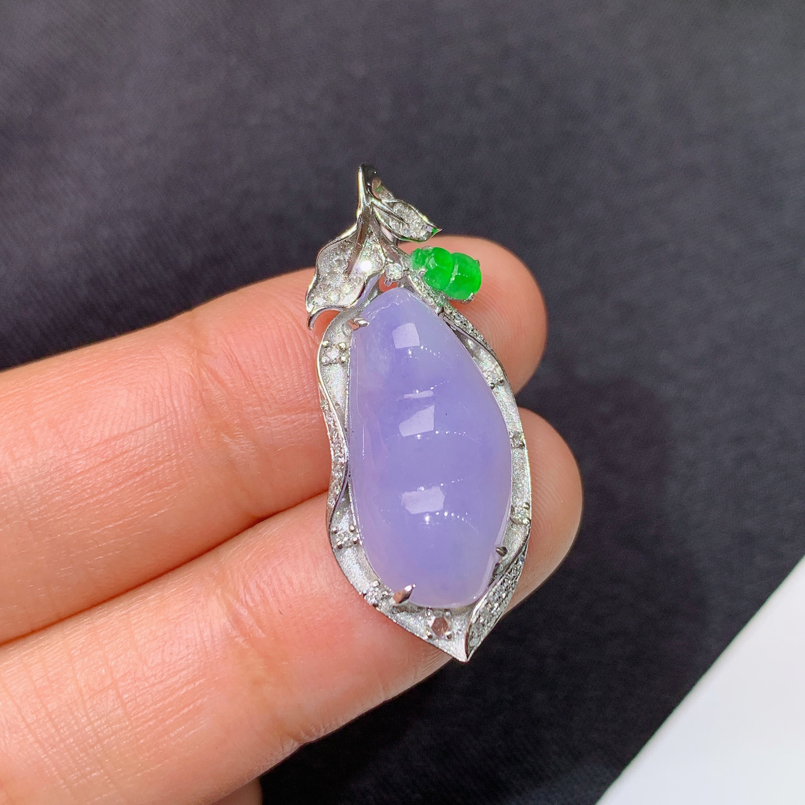 冰紫罗兰福豆吊坠，18k金镶嵌，温润细腻，颜色鲜艳，Jz  尺寸30.5*12.8*5.8