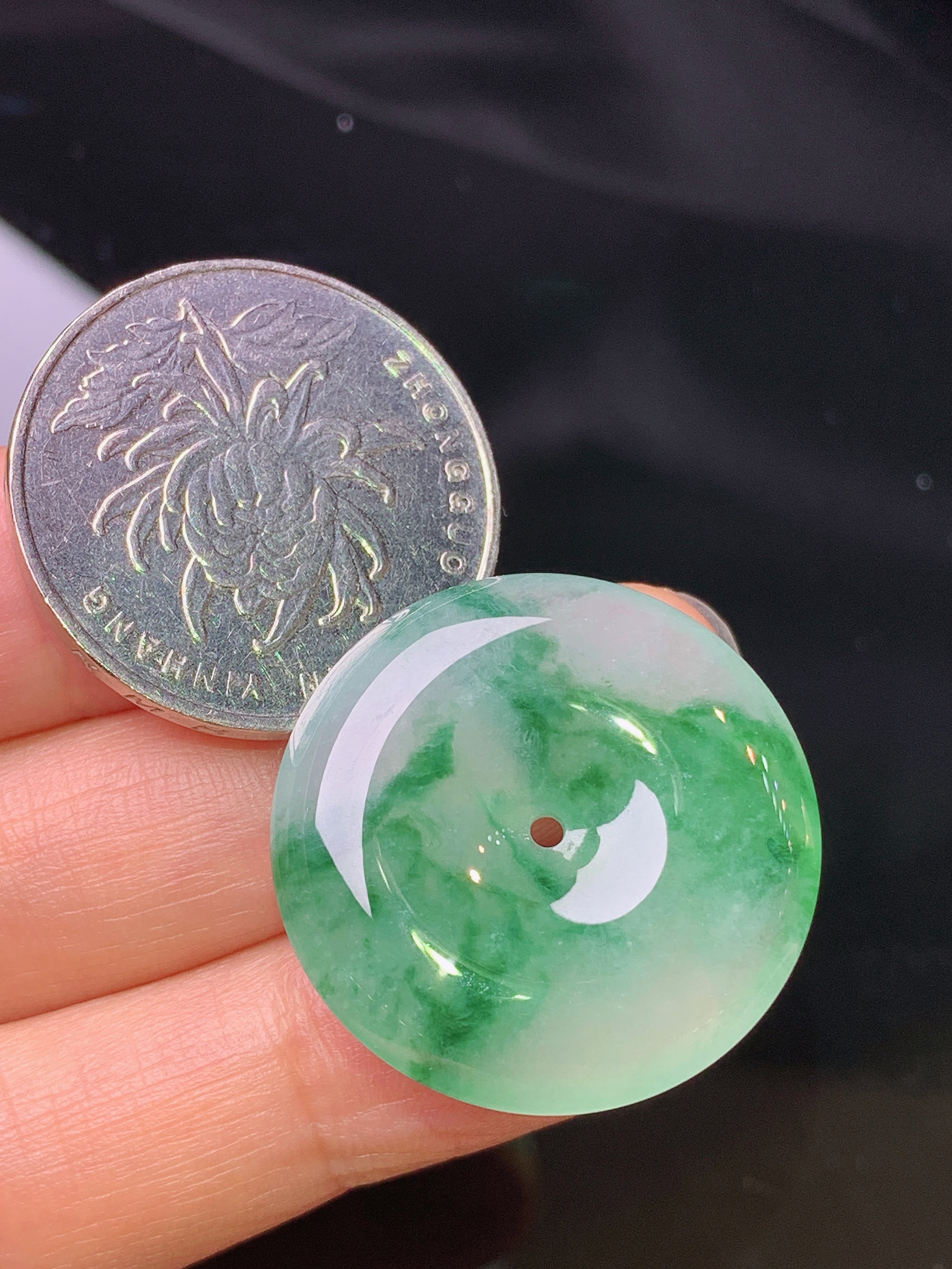 飘绿平安扣吊坠 玉质细腻 色泽艳丽清新 水润亮眼 整体尺寸26*5.5x1