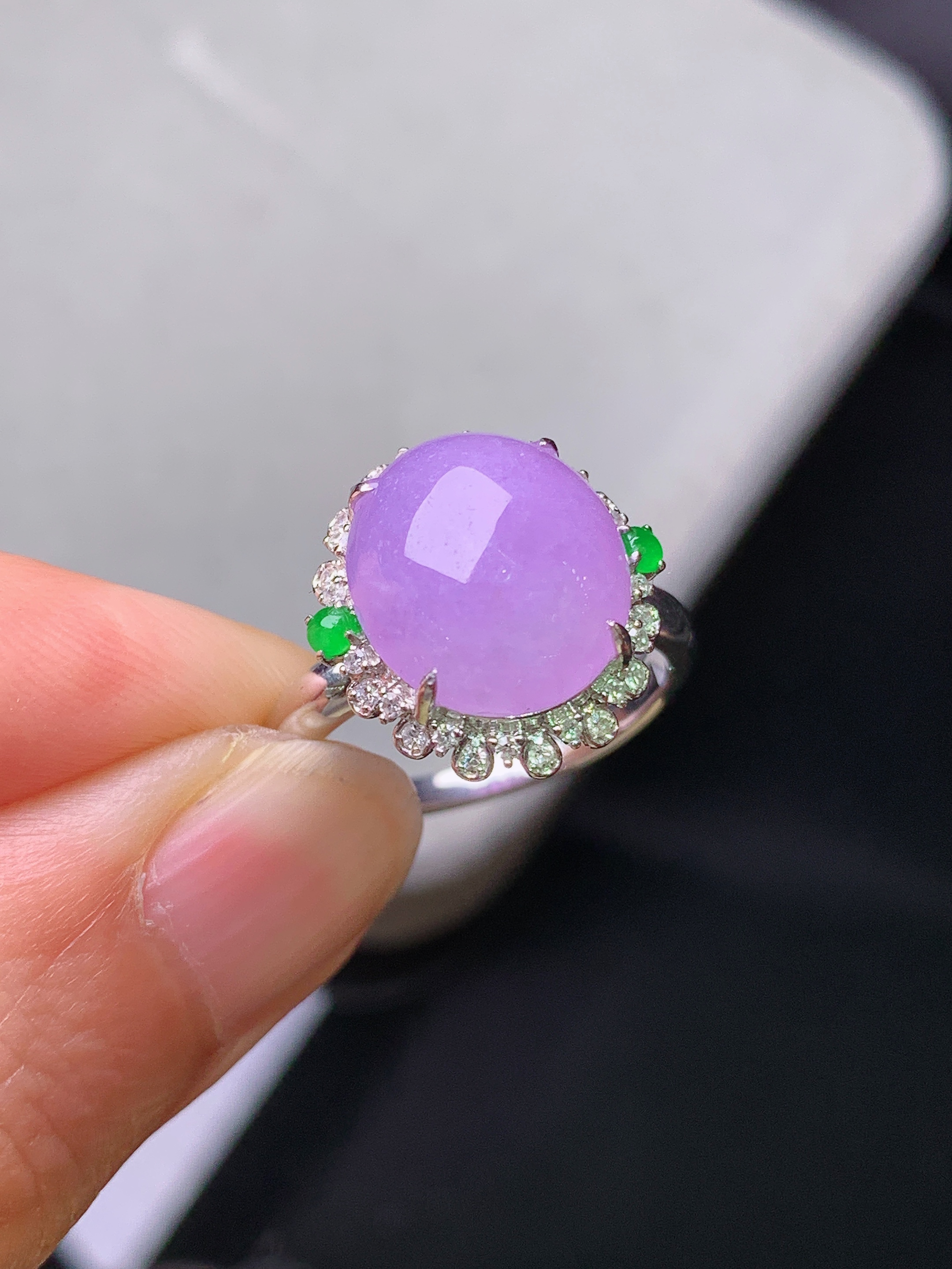 18k金钻镶嵌紫罗兰蛋面戒指 玉质细腻 色泽艳丽清新 水润亮眼 圈口13 整体尺寸15.2*14.5