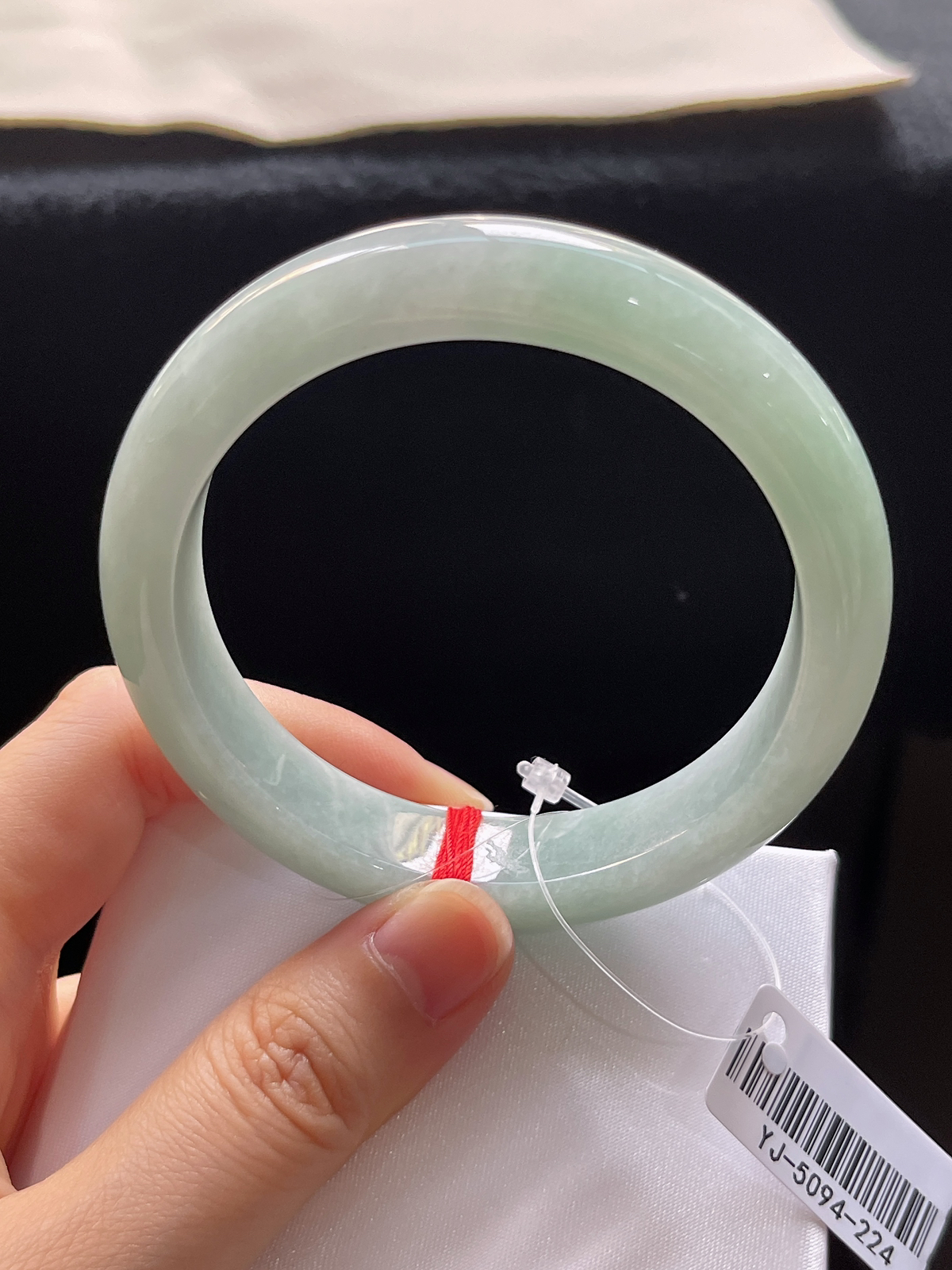 正圈56圈口，翡翠糯化种浅绿色手镯