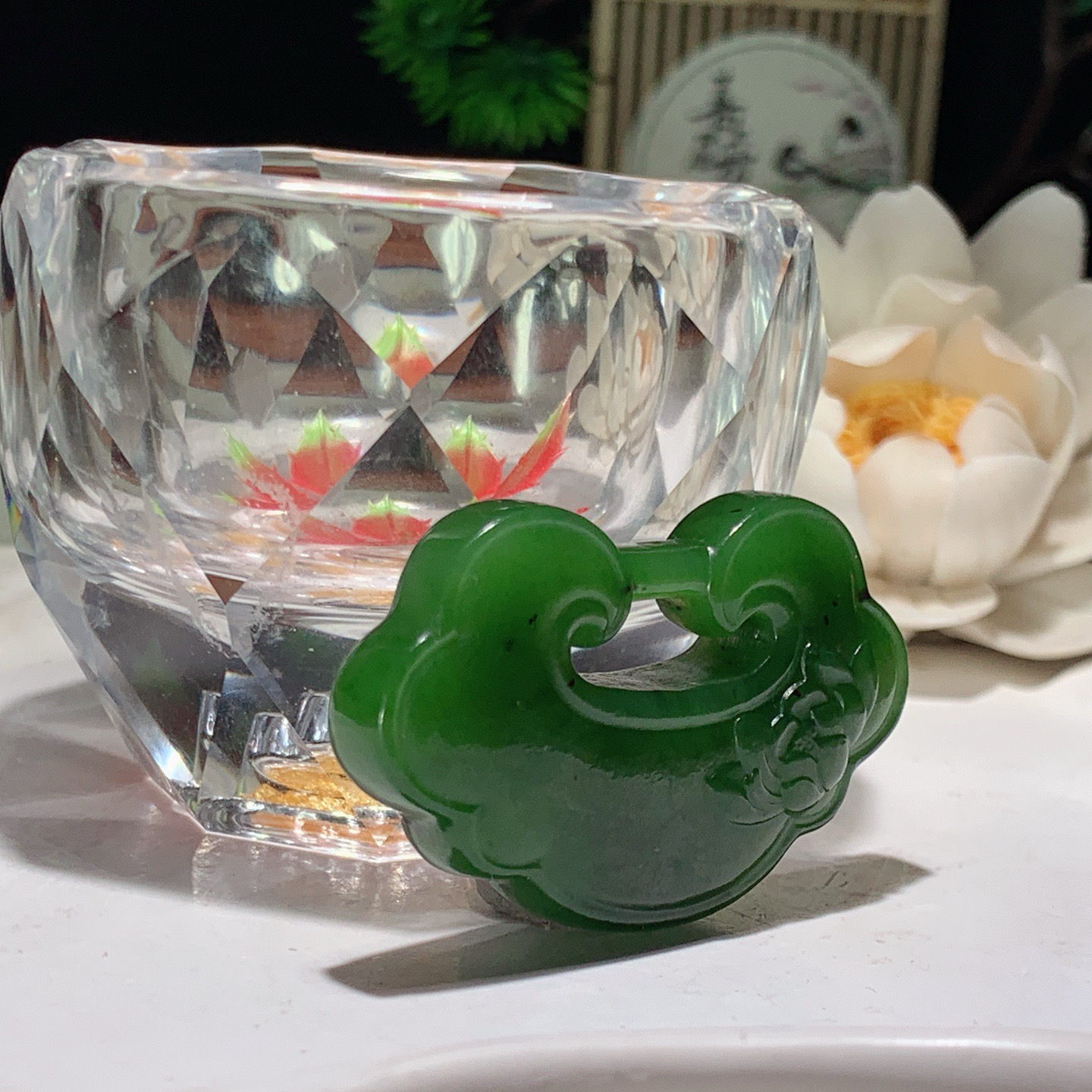 和田玉菠菜绿俄罗斯碧玉花开富贵如意锁挂件 尺寸29/47/11重23克。玉质细腻油润。手推出油。佩戴高端典雅。lt260318