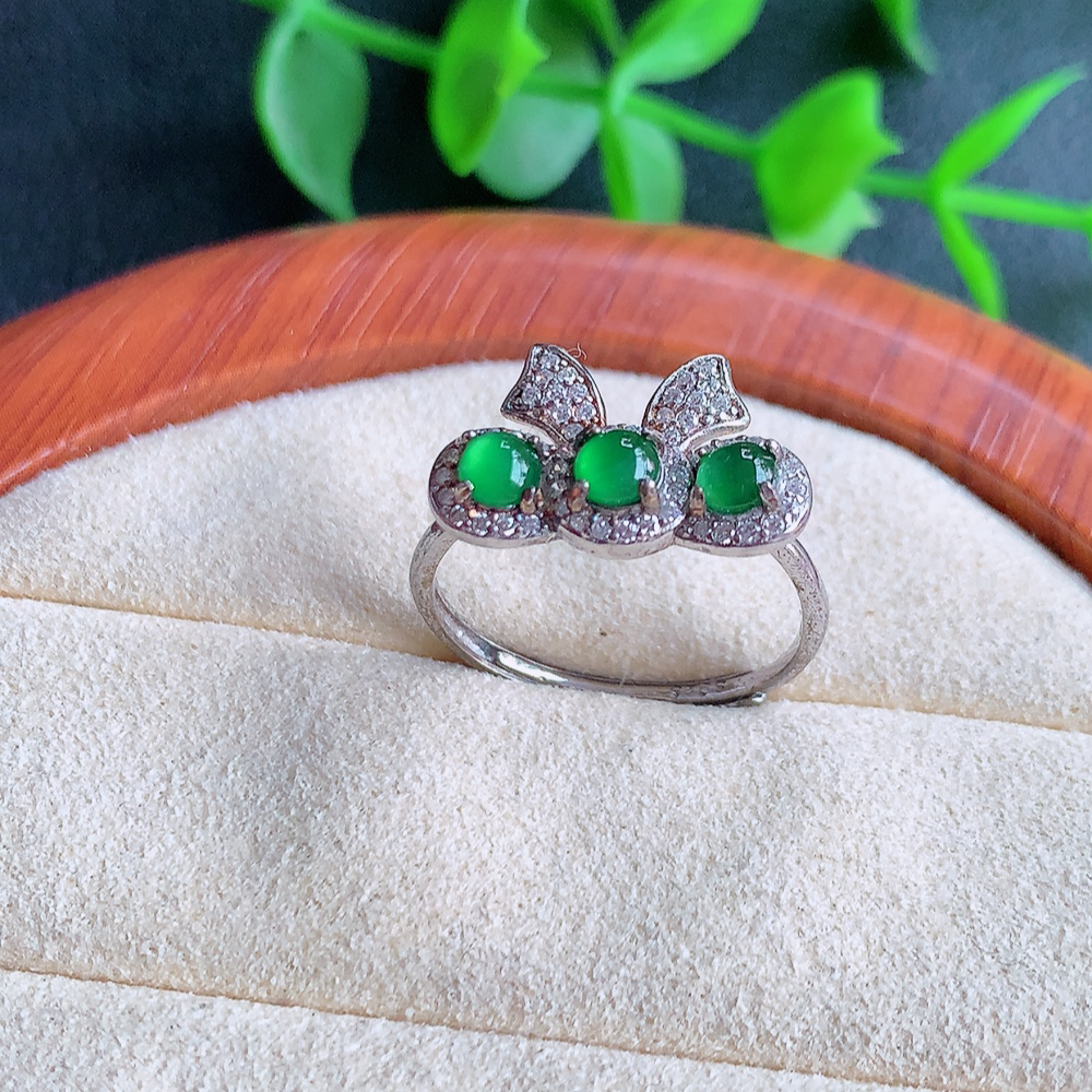 冰润满绿精美环形翡翠戒指  玉质细腻  冰清玉润  飘花灵动  颜色漂亮  W481.18   内径