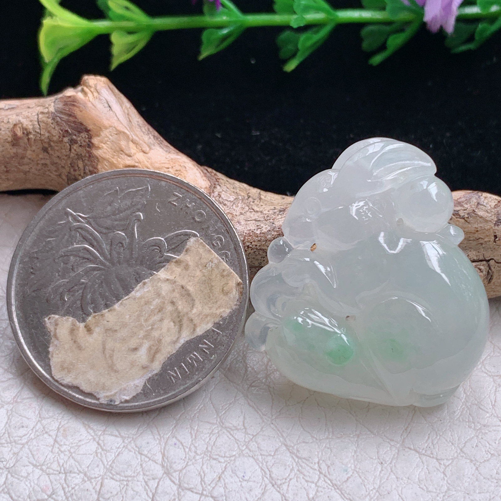 lz实拍26*24.2*8.8缅甸天然翡翠a货精雕冰胶飘绿立体兔 生肖兔玉吊坠 玉挂件