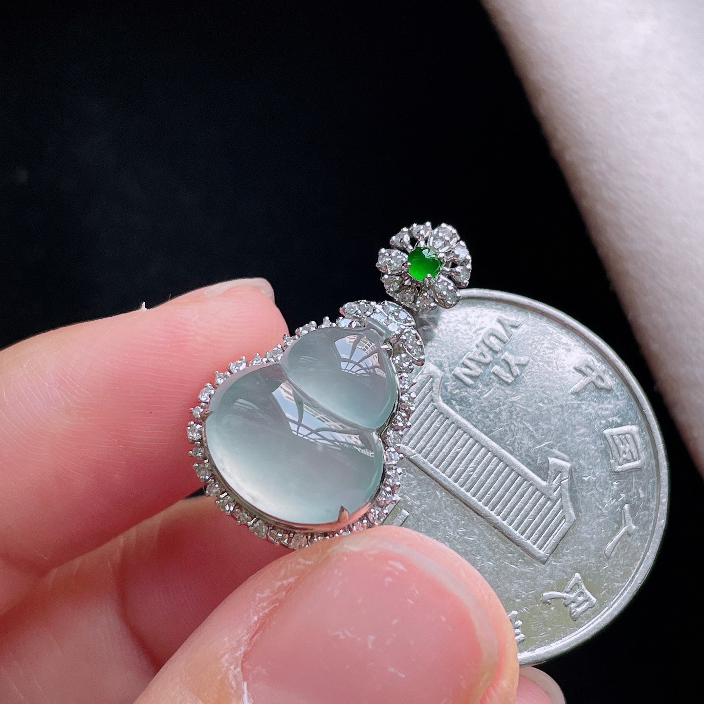 18K 冰种·葫芦

整23.8-14.1-9.2
裸13.5-11.4-3.9