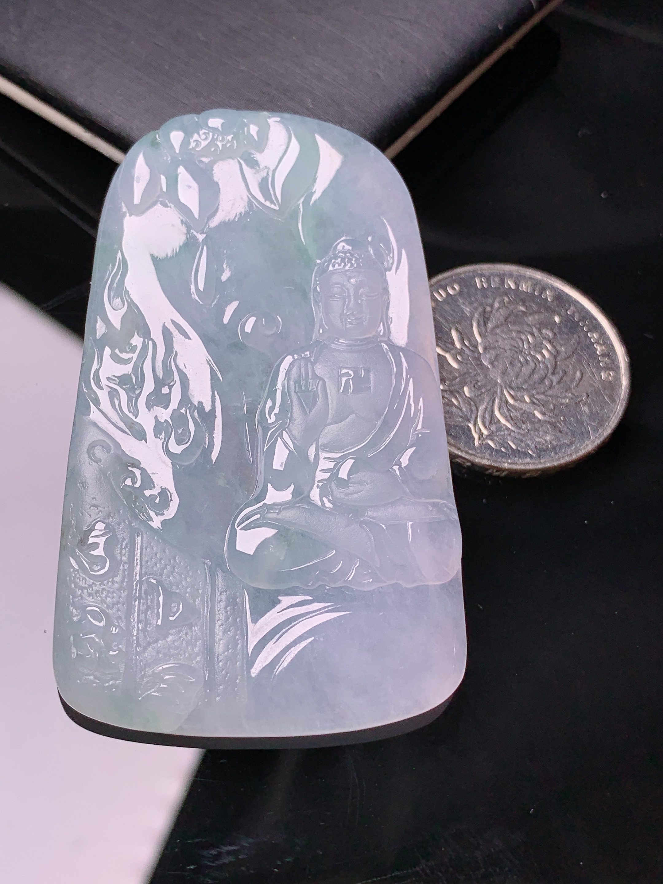 冰种大日如来吊坠 玉质细腻 色泽艳丽清新 水润亮眼 整体尺寸59.2*35.7*4.6d1