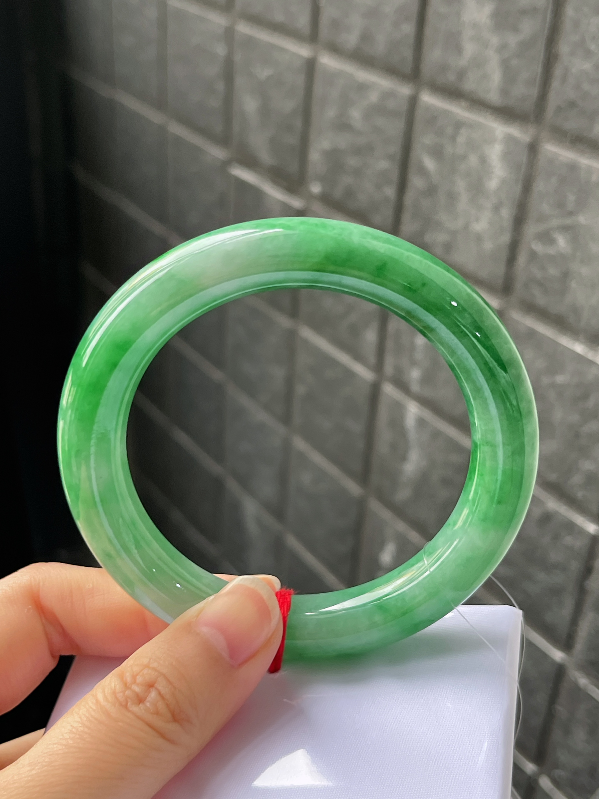 圆镯54.3圈口，翡翠糯化种绿色手镯