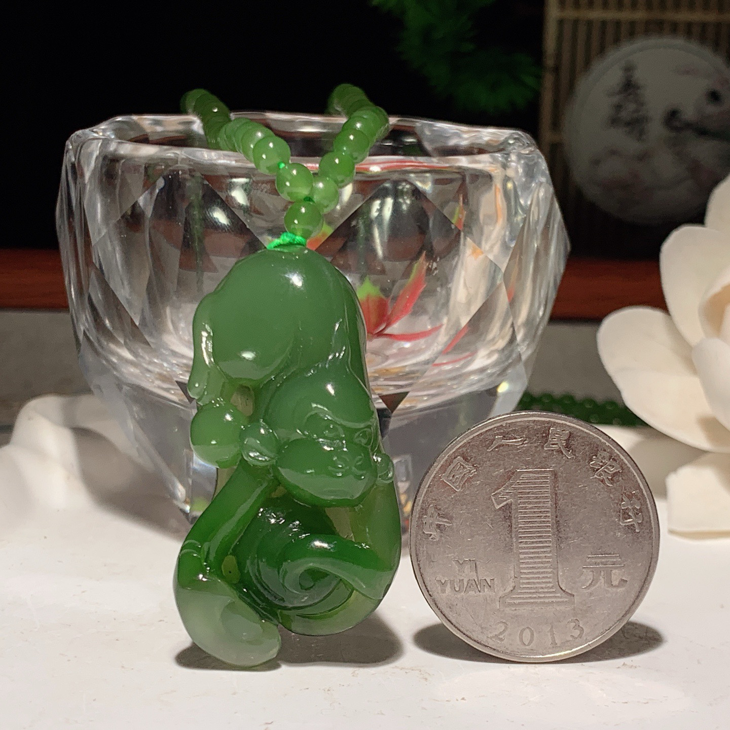 和田玉阳绿俄罗斯碧玉灵猴献寿挂件 尺寸41/22/11重28克。玉质细腻油润。手推出油。佩戴高端典雅。lt260318