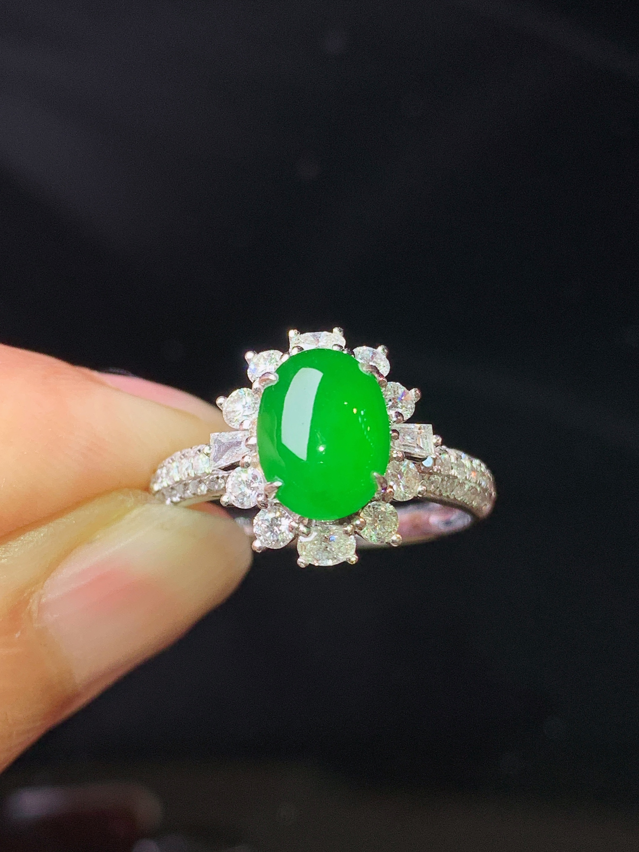 18k金钻镶嵌满绿蛋面戒指玉质细腻 色泽艳丽清新 水润亮眼 圈口14.5 整体尺寸12.7*12*8