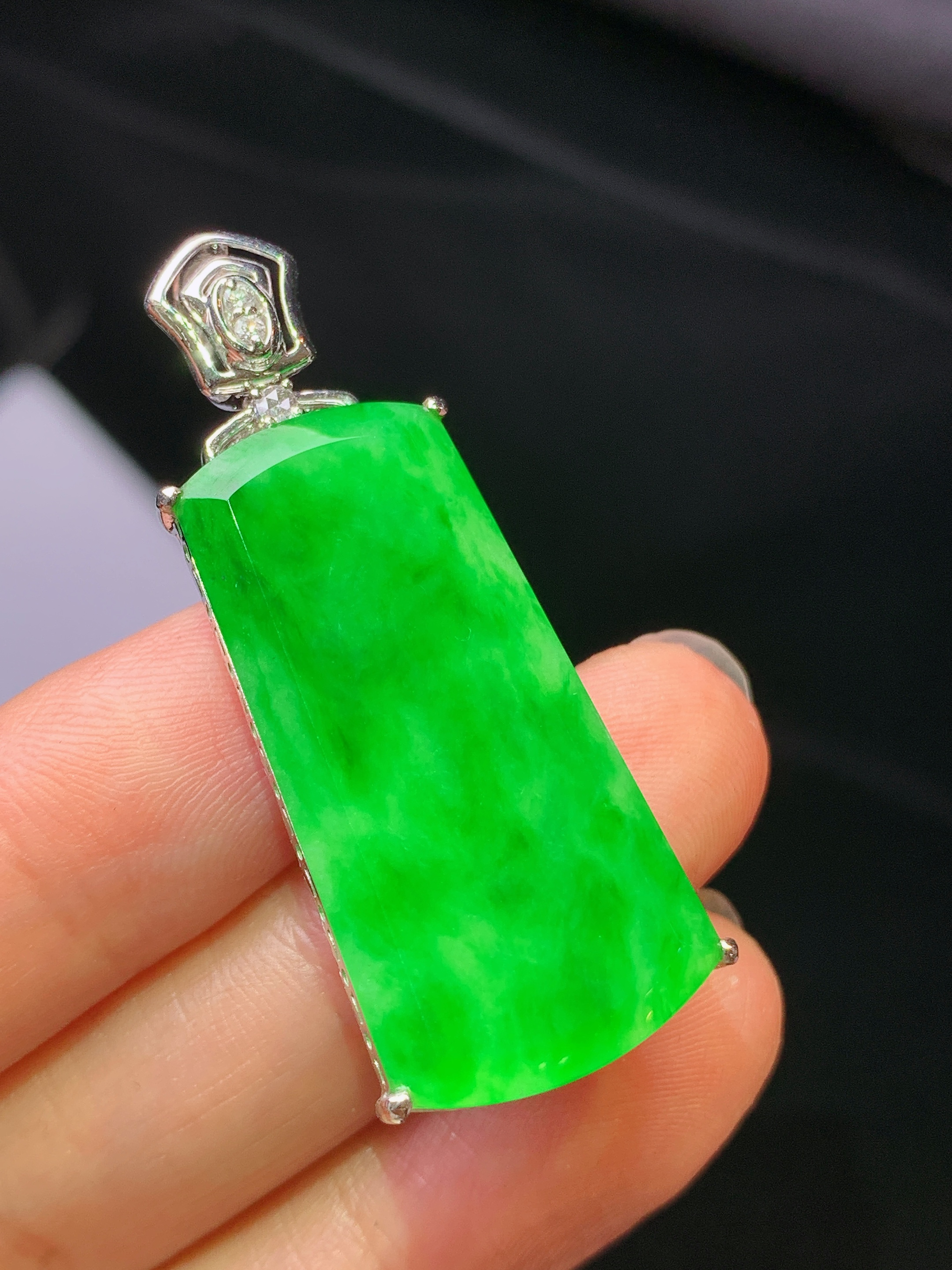 18k金钻镶嵌翠绿无事牌吊坠 玉质细腻 色泽艳丽清新 水润亮眼 整体尺寸42.8*15.8*7.3t