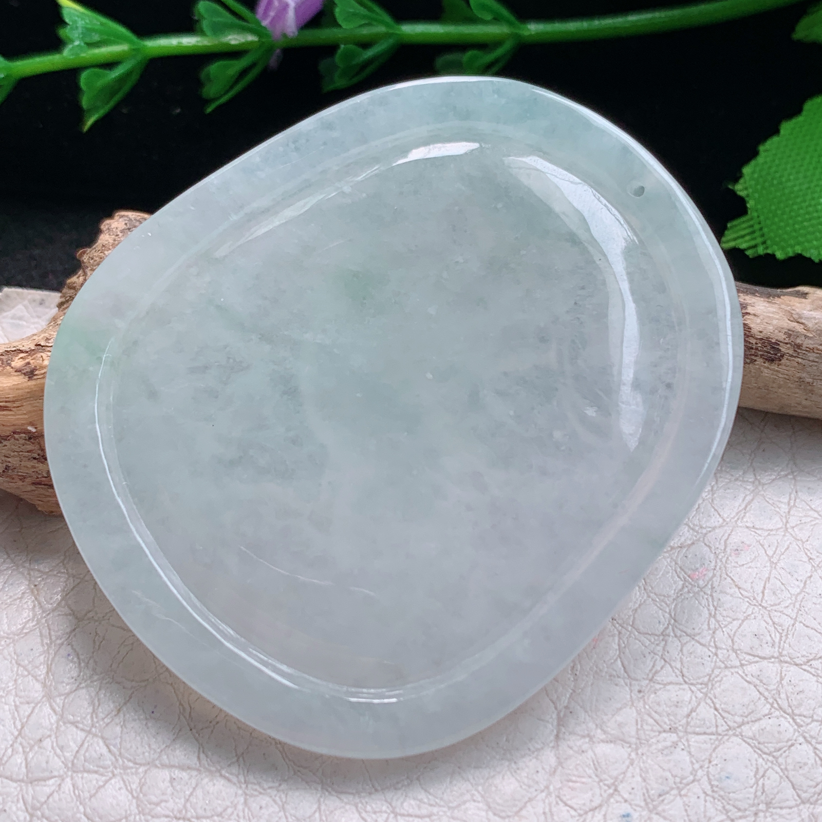 py实拍49.5*42.5*5.2缅甸翡翠精雕冰润浅绿飞马 生肖马玉项坠 玉挂件