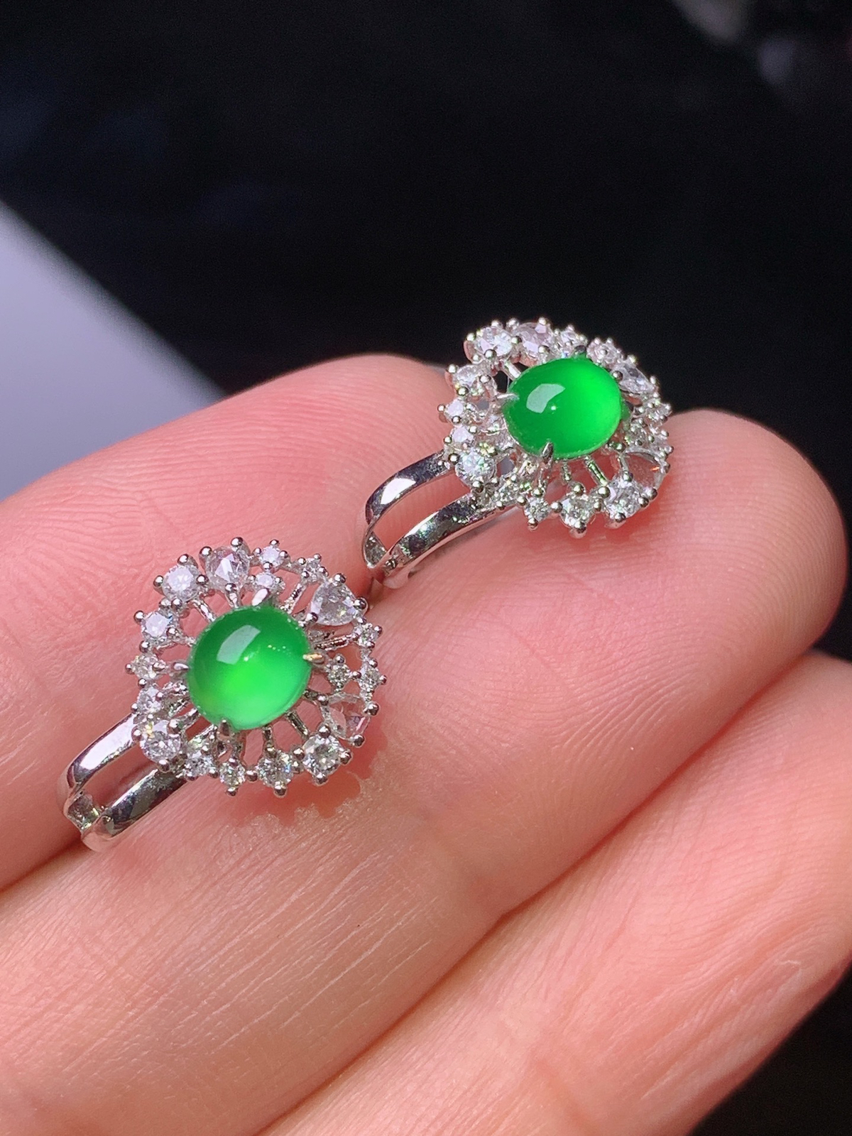 18k金钻镶嵌翠绿蛋面耳钉 玉质细腻 色泽艳丽清新 整体尺寸10.6*4.5