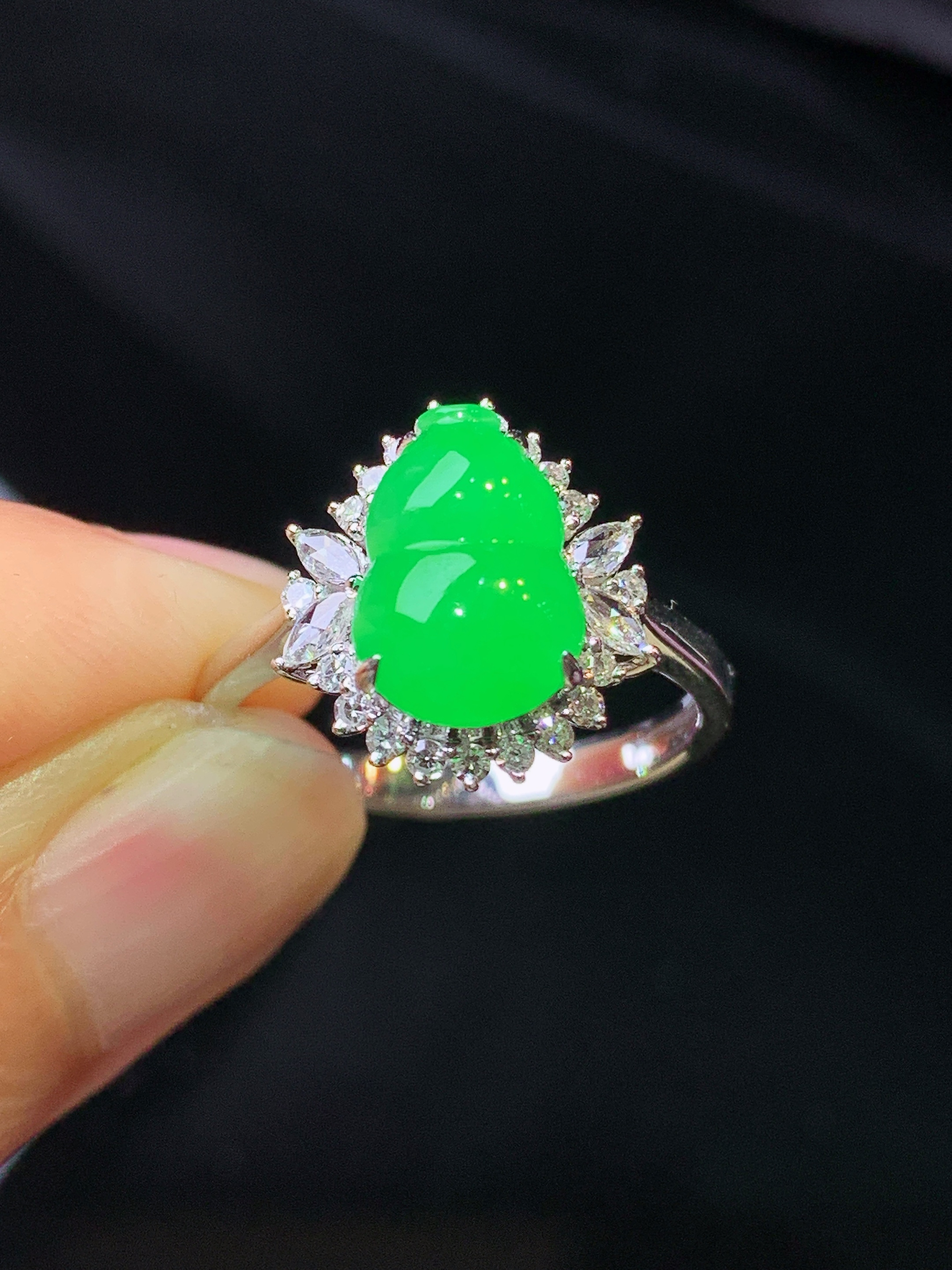 18k金钻镶嵌翠绿葫芦吊坠 玉质细腻 色泽艳丽清新 水润亮眼 圈口13.5 整体尺寸13.6*12.6*7.7h1