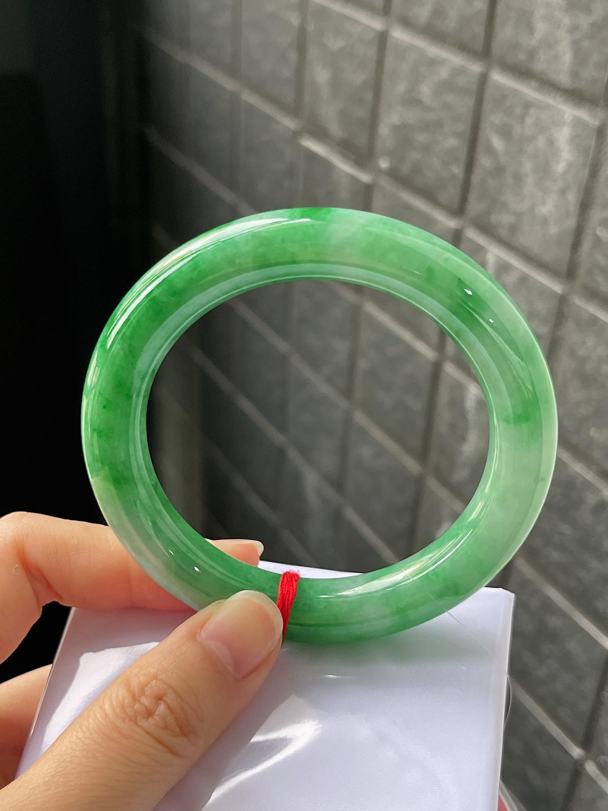 圆镯54.3圈口，翡翠糯化种绿色手镯