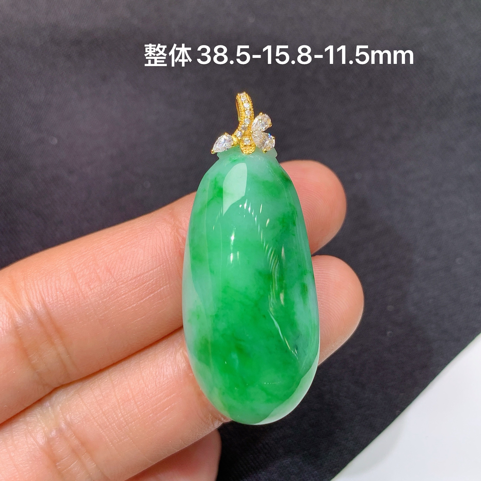 冰飘绿福瓜吊坠，18k金镶嵌，冰润细腻，种水足，J34 尺寸38.5*15.8*11.5