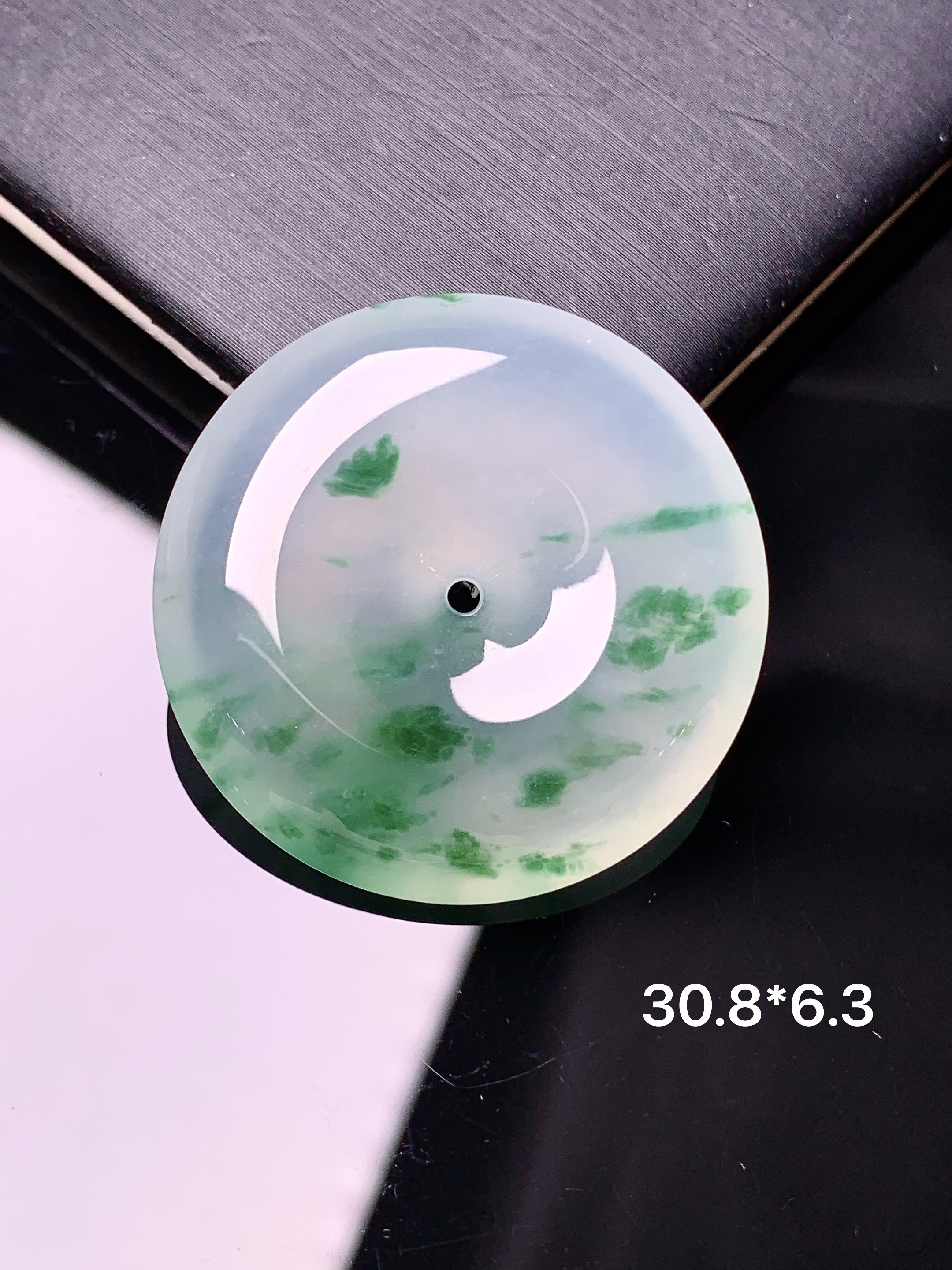 冰种飘绿平安扣吊坠 玉质细腻 色泽艳丽清新 水润亮眼 整体尺寸30.8*6.3x1