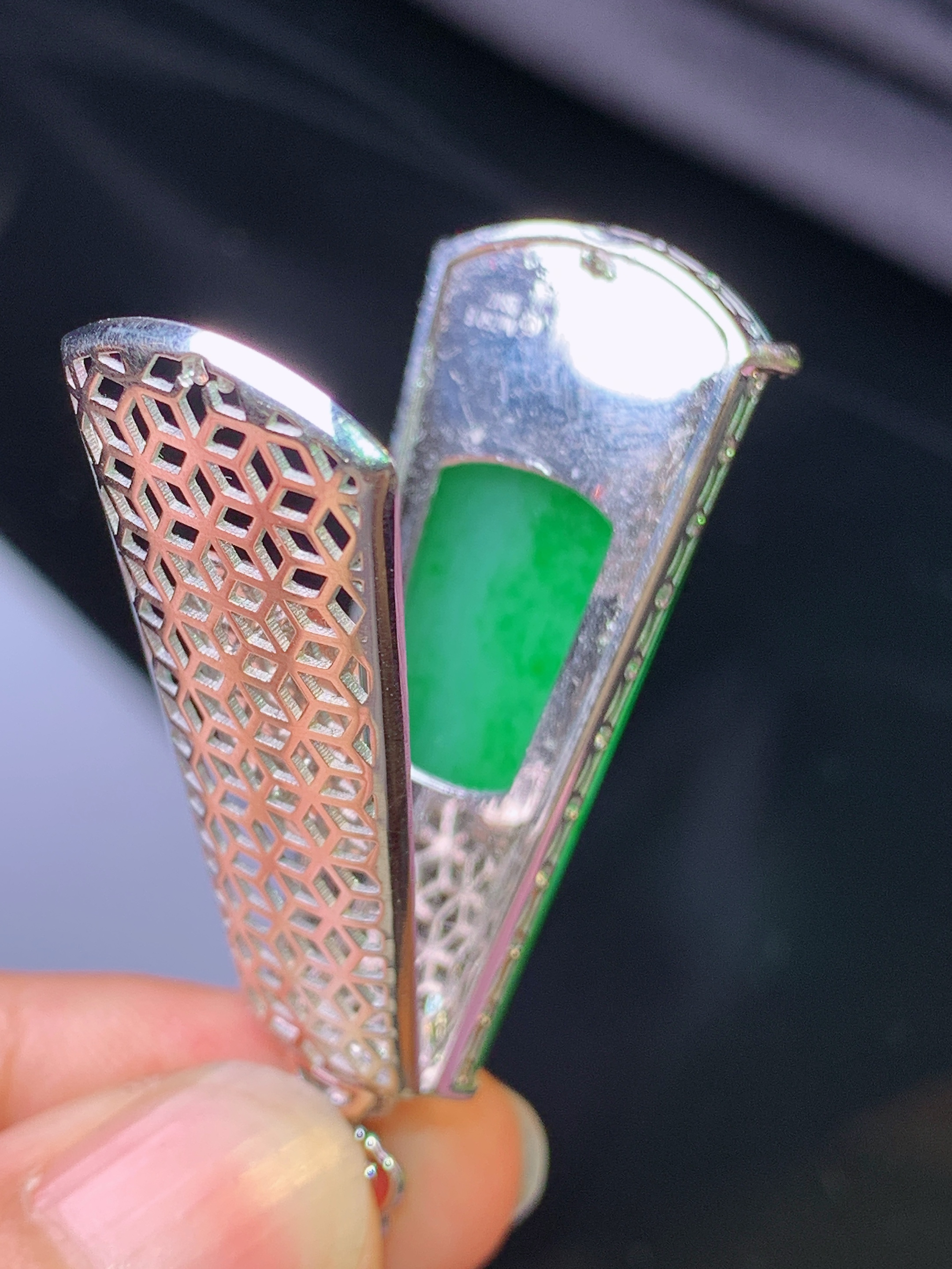 18k金钻镶嵌翠绿无事牌吊坠 玉质细腻 色泽艳丽清新 水润亮眼 整体尺寸47.5*15.8*6g1