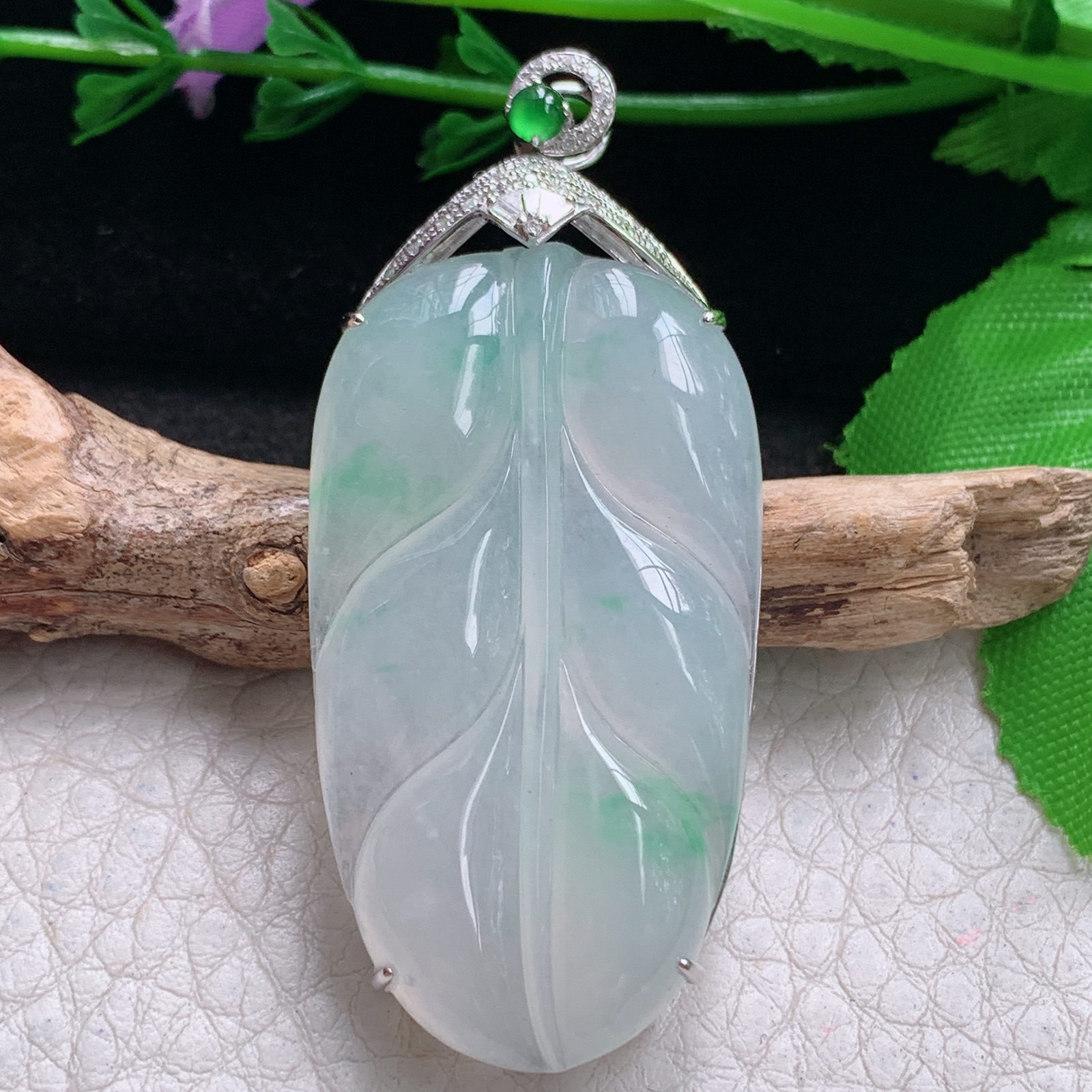 gp实拍56*23.7*7.8缅甸翡翠精雕冰飘绿花大业有成 叶子玉吊坠