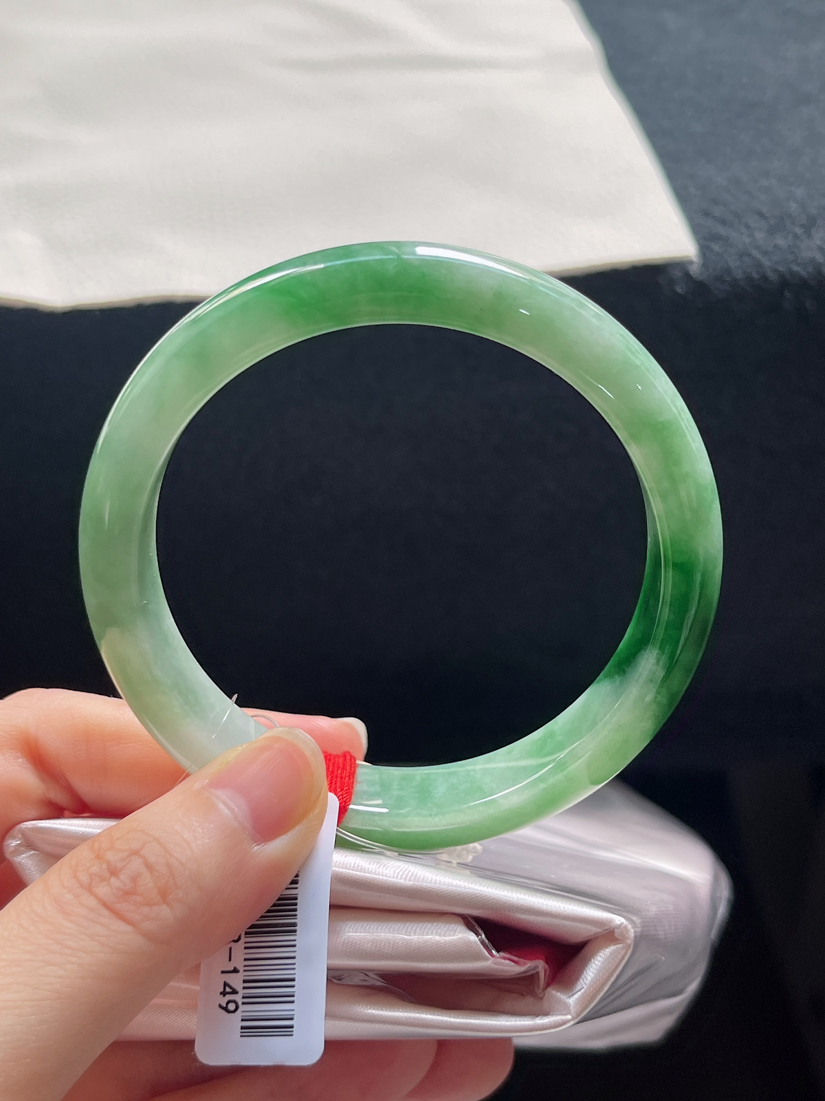 正圈56.9圈口，翡翠糯化种飘绿手镯