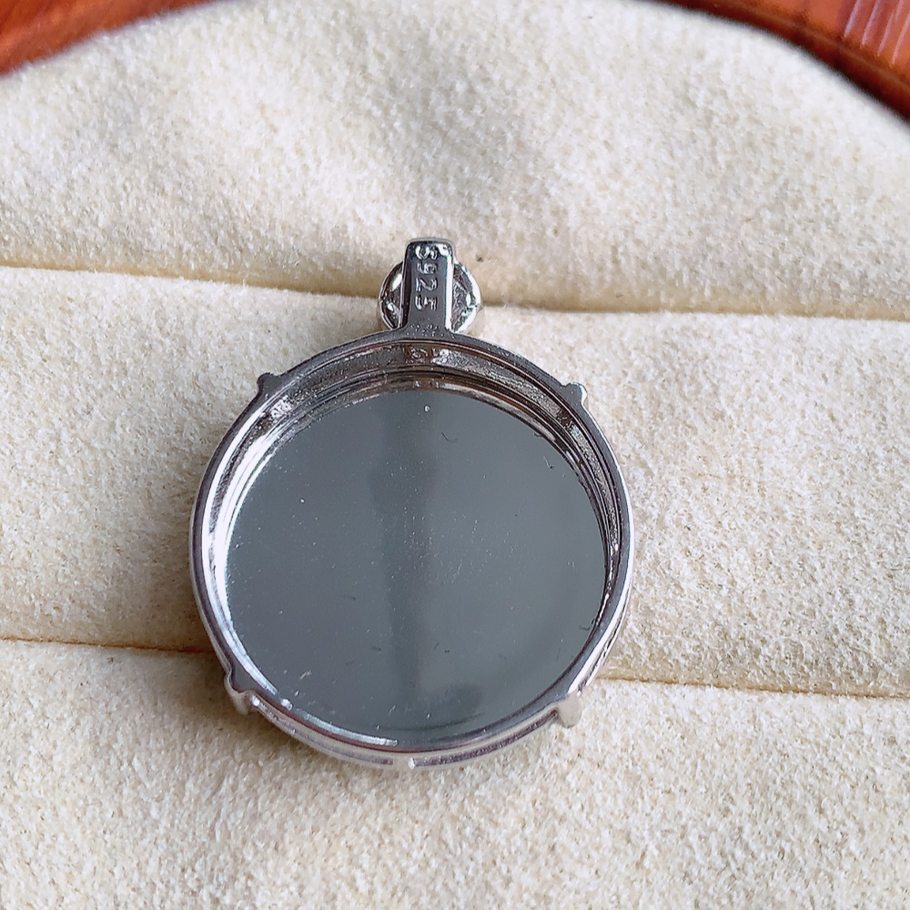 冰润满绿平安扣吊坠，厚装饱满，冰润剔透，细腻水足，种质润泽，飘花灵动，佩戴优雅大气，W481.18   整体尺寸：24.3-19-5.2mm   裸石尺寸：19mm