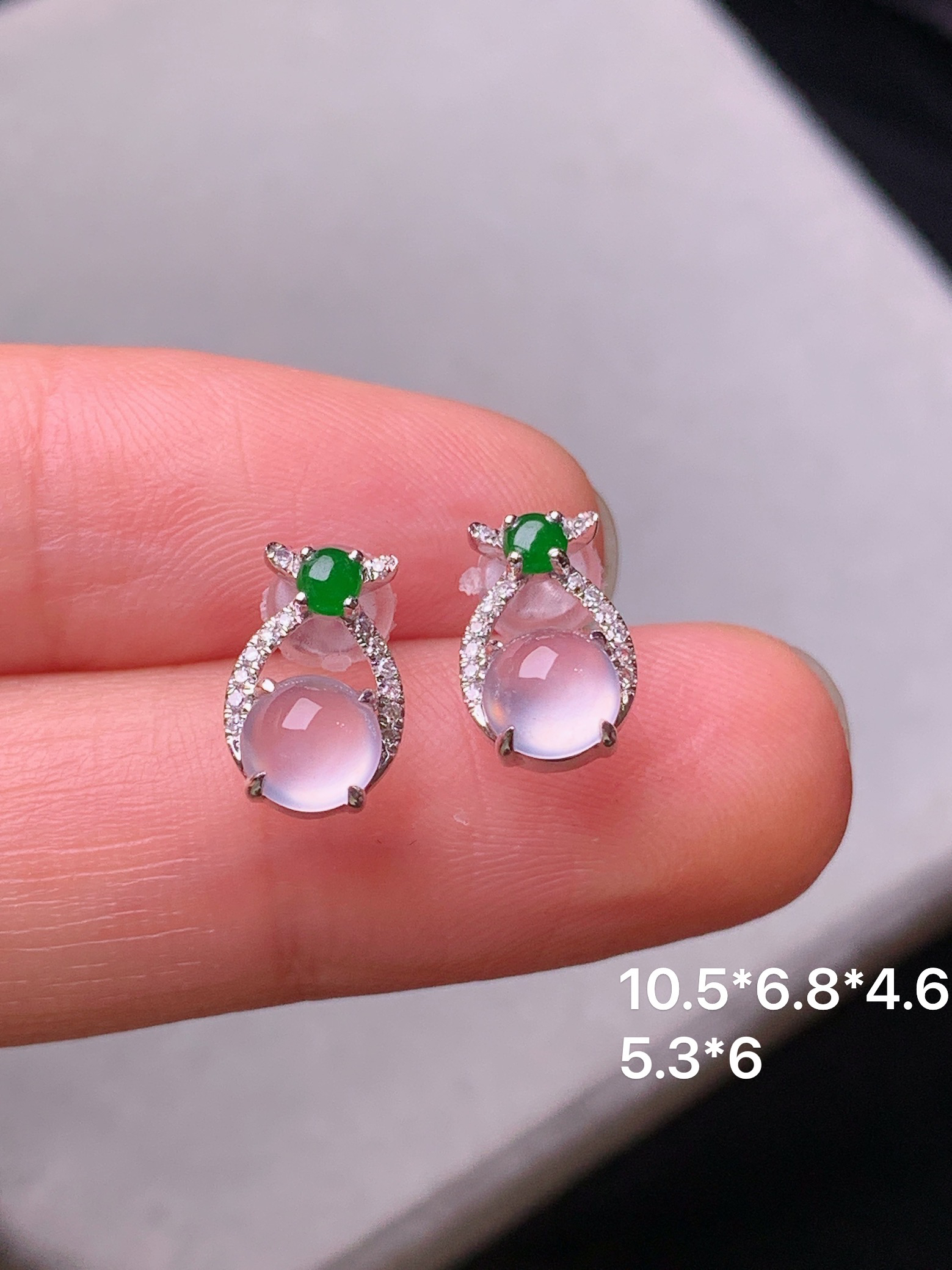 18k金钻镶嵌冰种蛋面耳钉 玉质细腻 色泽艳丽清新 水润亮眼 整体尺寸10.5*6.8*4.6b2