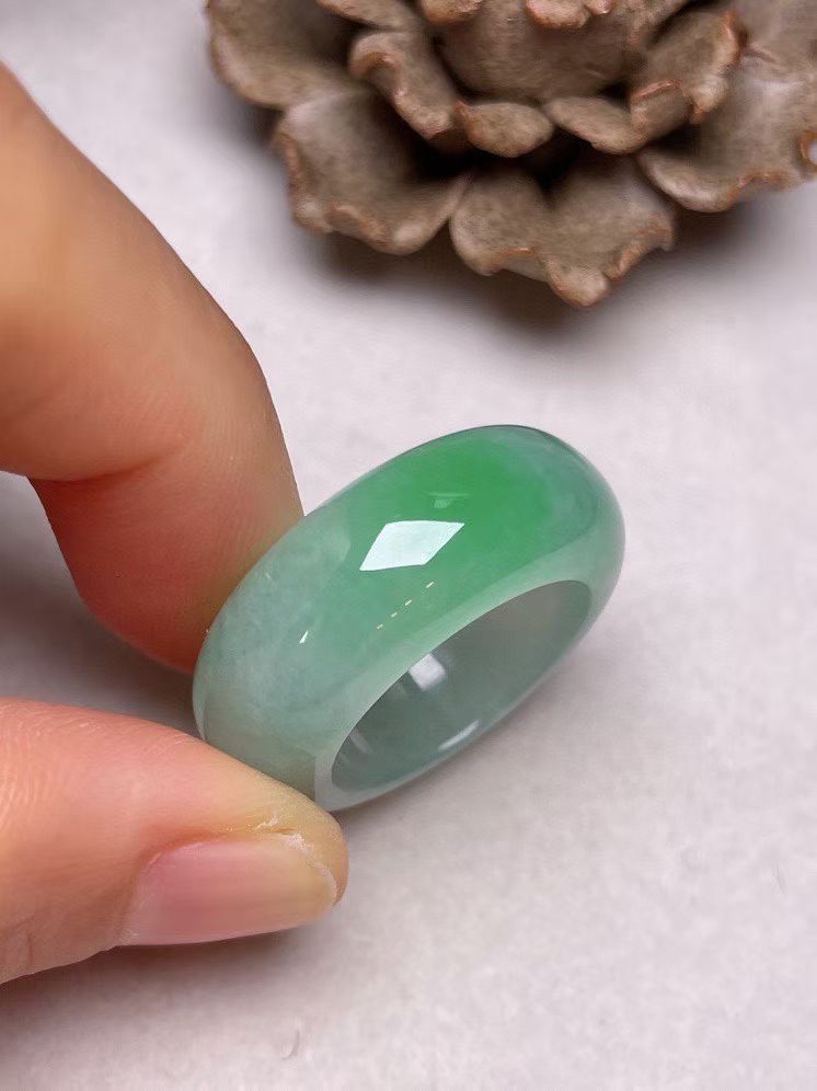 冰糯种飘绿【指环】种水好，玉质细腻 ，卖相好‘