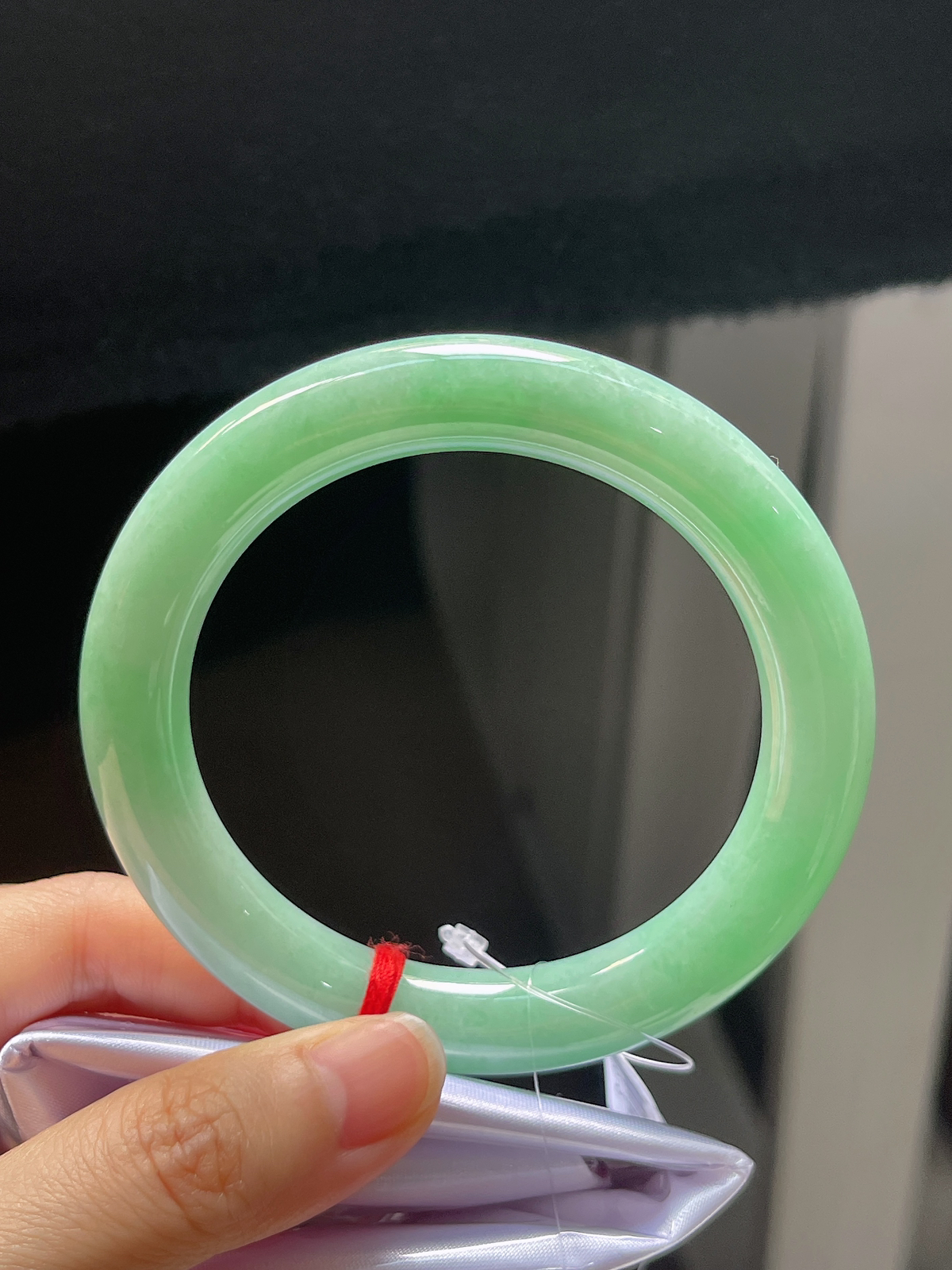 圆镯58圈口，翡翠糯化种浅绿色手镯