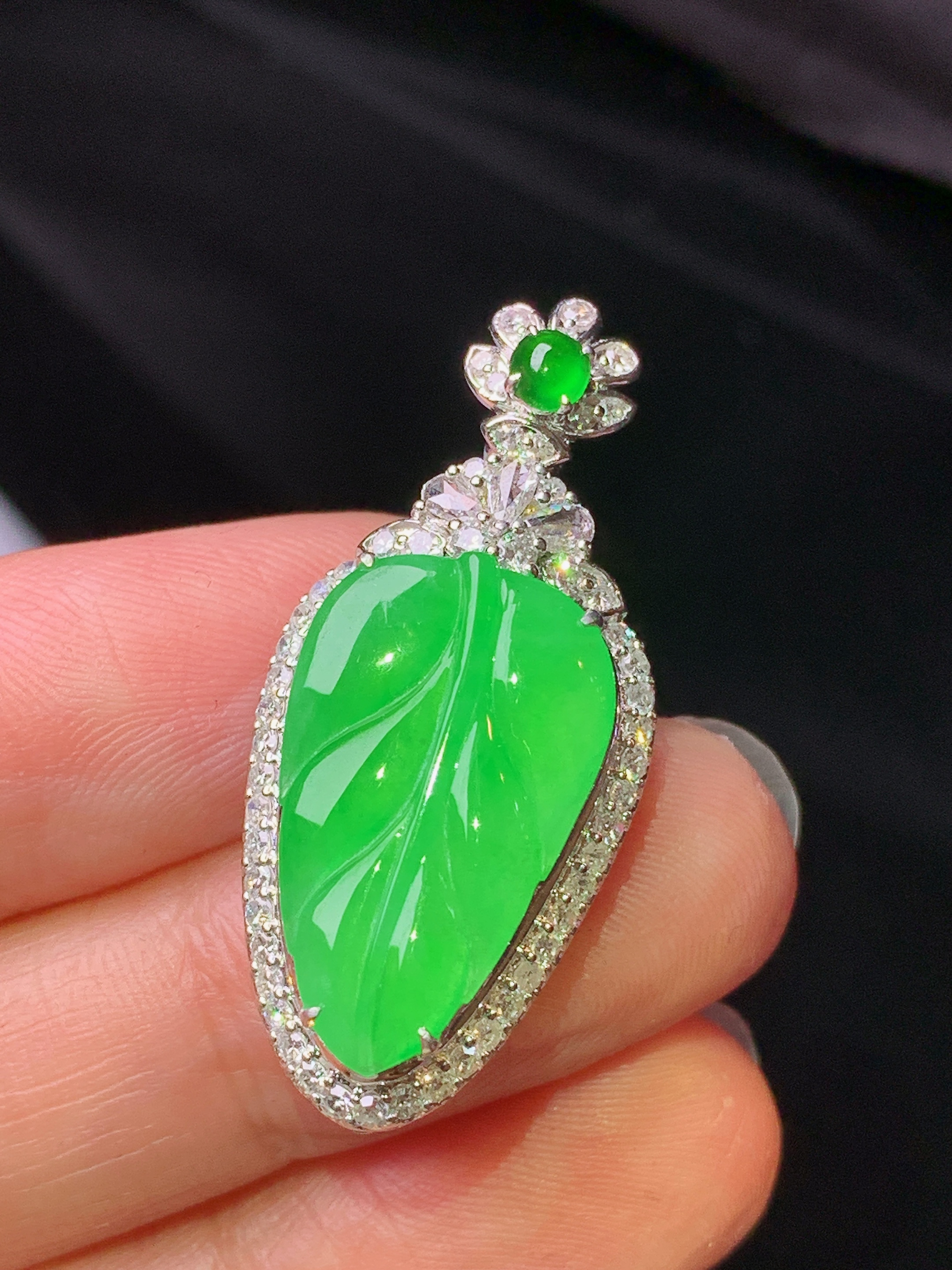 18k金钻镶嵌翠绿树叶吊坠 玉质细腻 色泽艳丽清新 水润亮眼 整体尺寸33.8*15.3*9.2h1