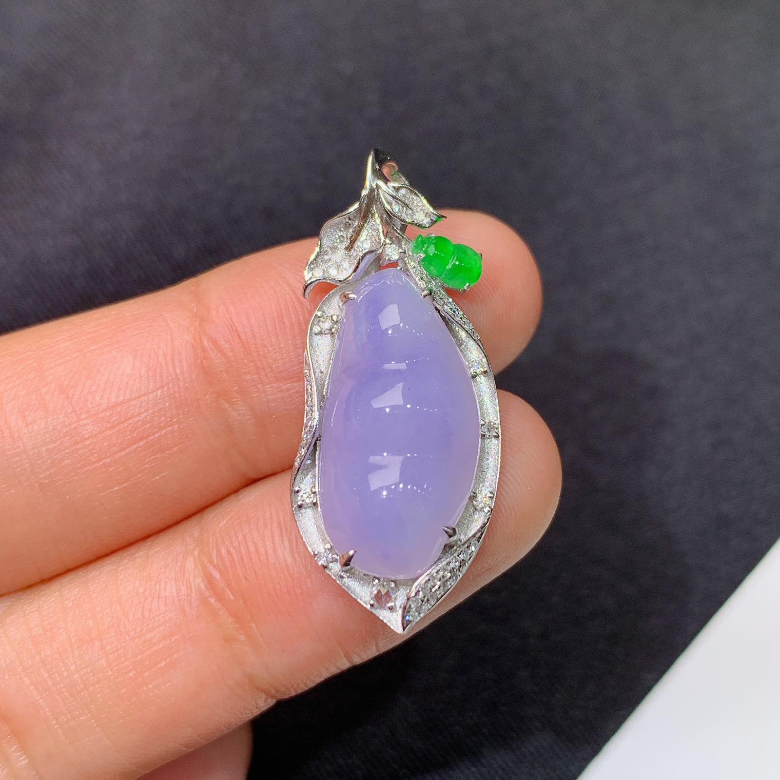 冰紫罗兰福豆吊坠，18k金镶嵌，温润细腻，颜色鲜艳，Jz  尺寸30.5*12.8*5.8