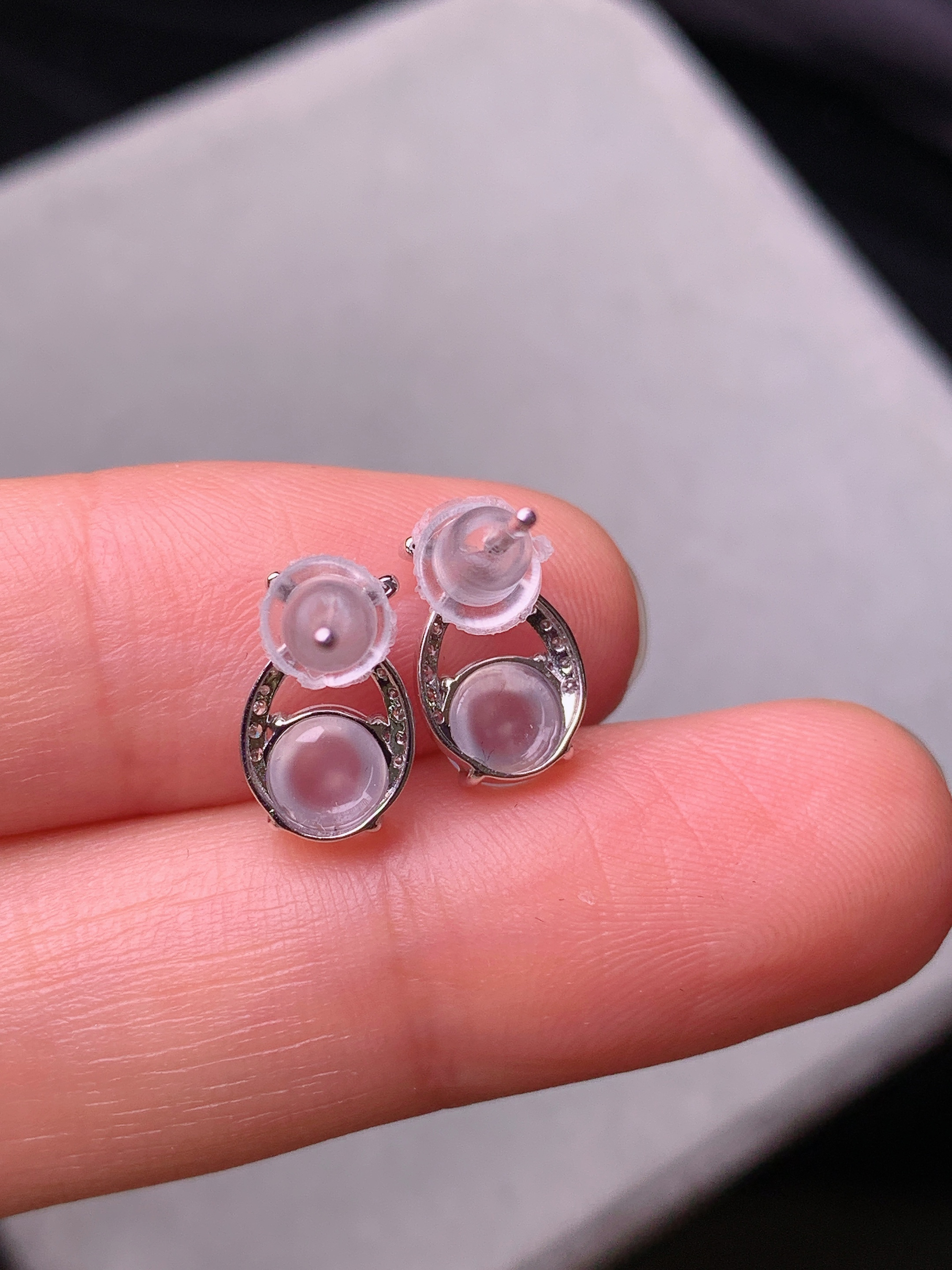 18k金钻镶嵌冰种蛋面耳钉 玉质细腻 色泽艳丽清新 水润亮眼 整体尺寸10.5*6.8*4.6b2